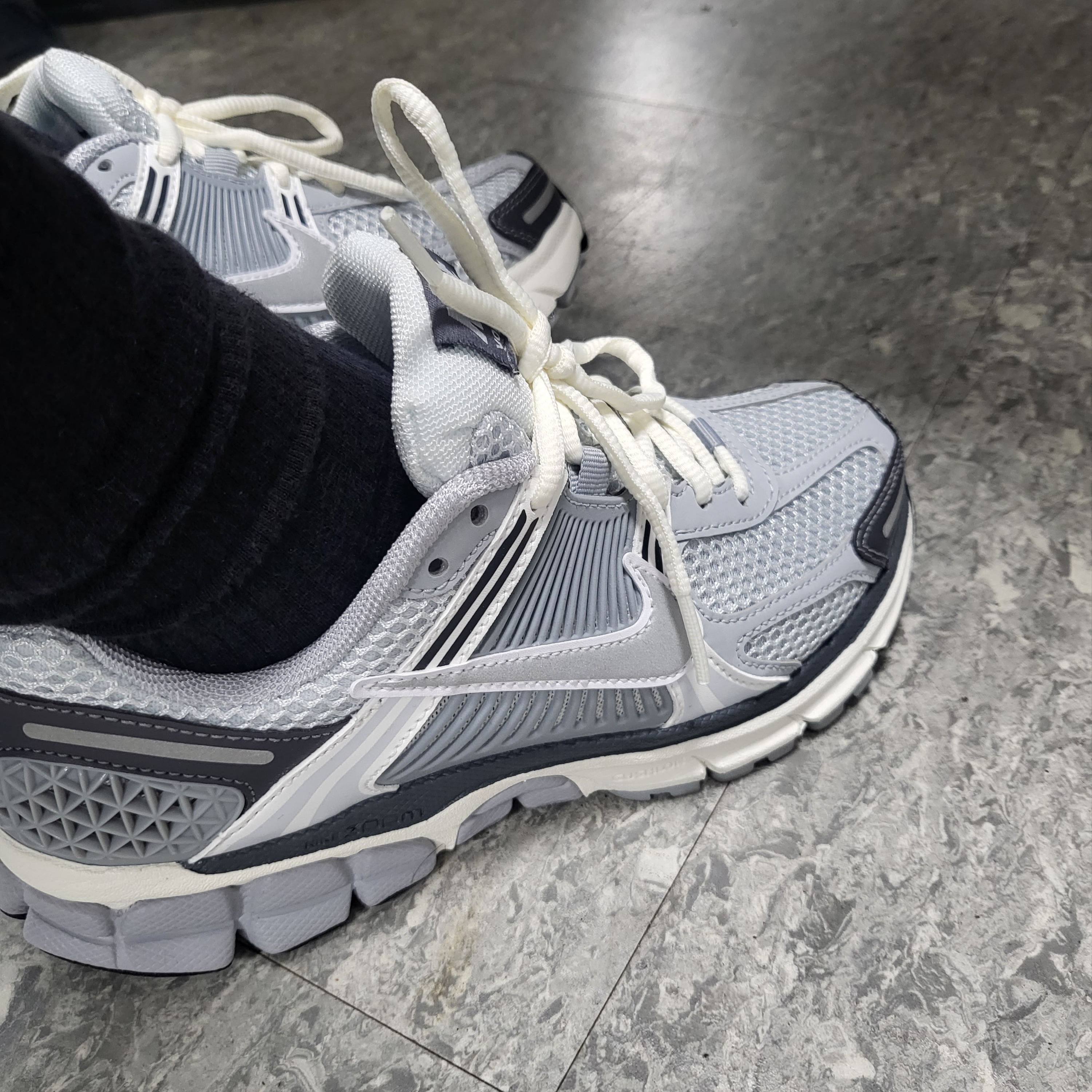(W) Nike Zoom Vomero 5 Pure Platinum Metallic Silver 착용 스타일