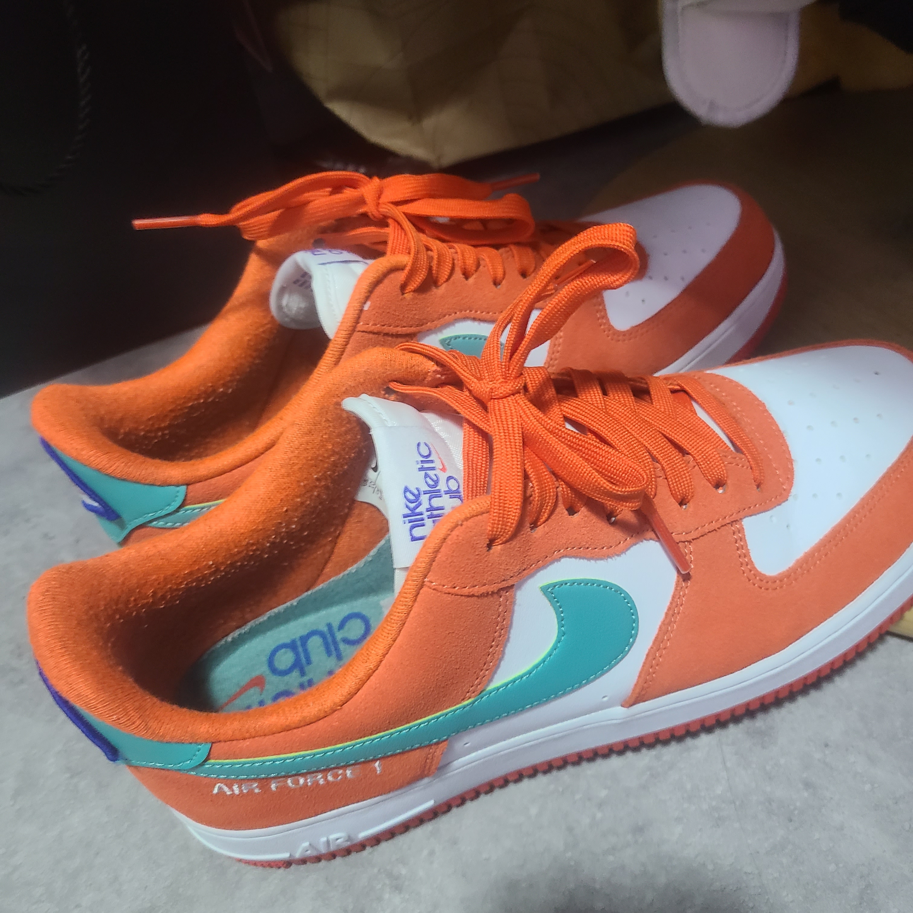 Nike Air Force 1 '07 LV8 Athletic Club Rush Orange Washed Teal 착용 스타일