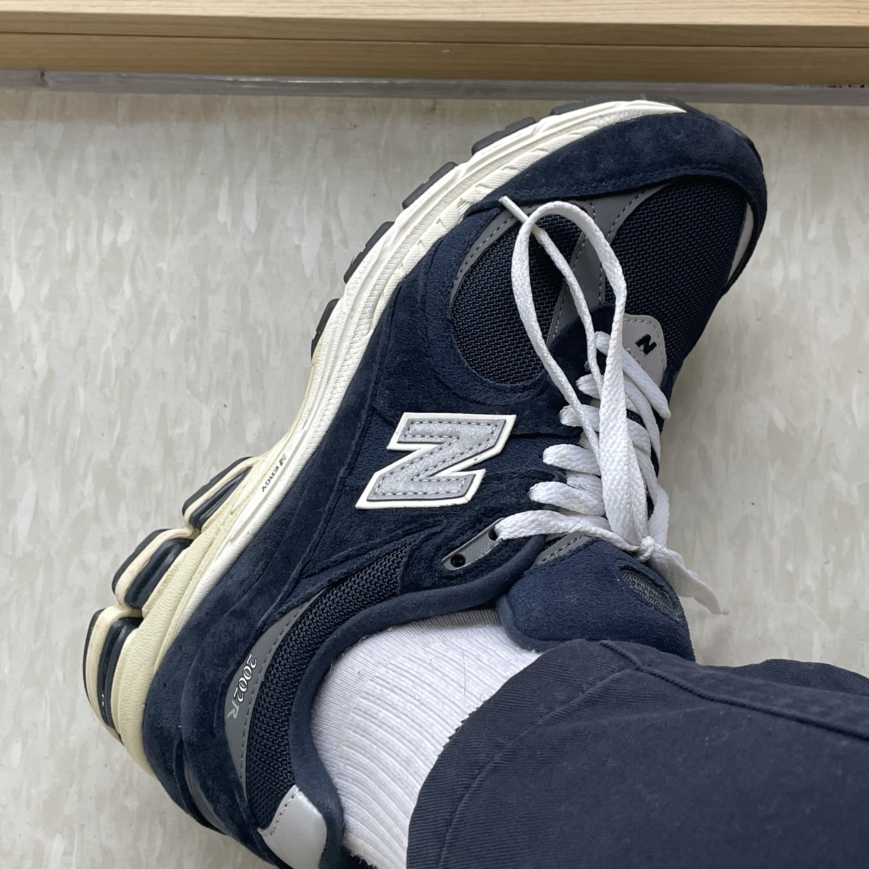 New Balance 2002R Eclipse Castlerock 착용 스타일