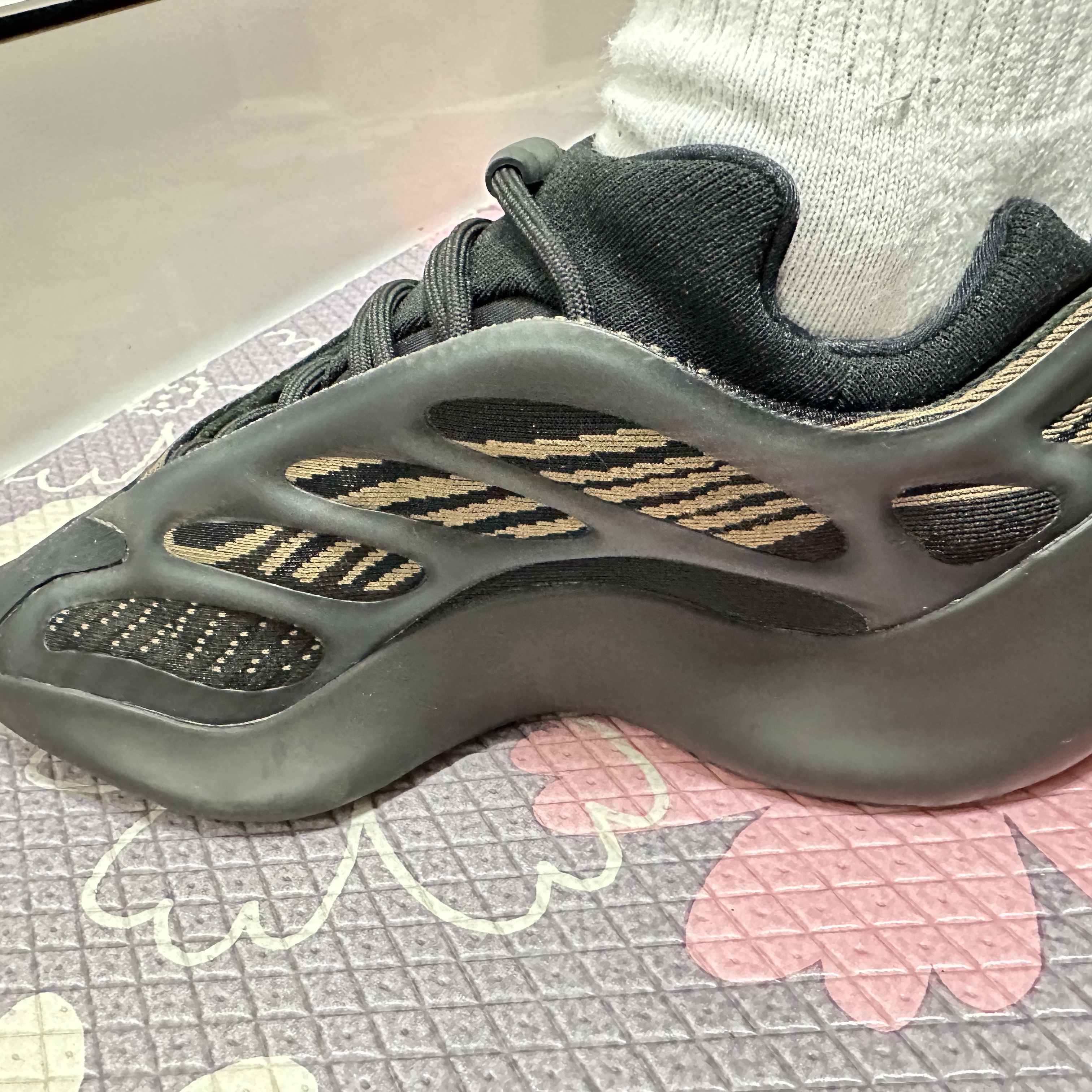 Adidas Yeezy 700 V3 Clay Brown 착용 스타일 - 3