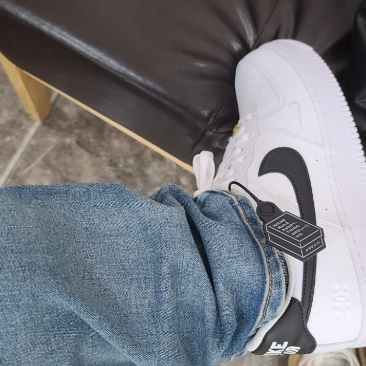 Nike Air Force 1 '07 LV8 40th Anniversary Join Forces White Black 착용 스타일 - 1