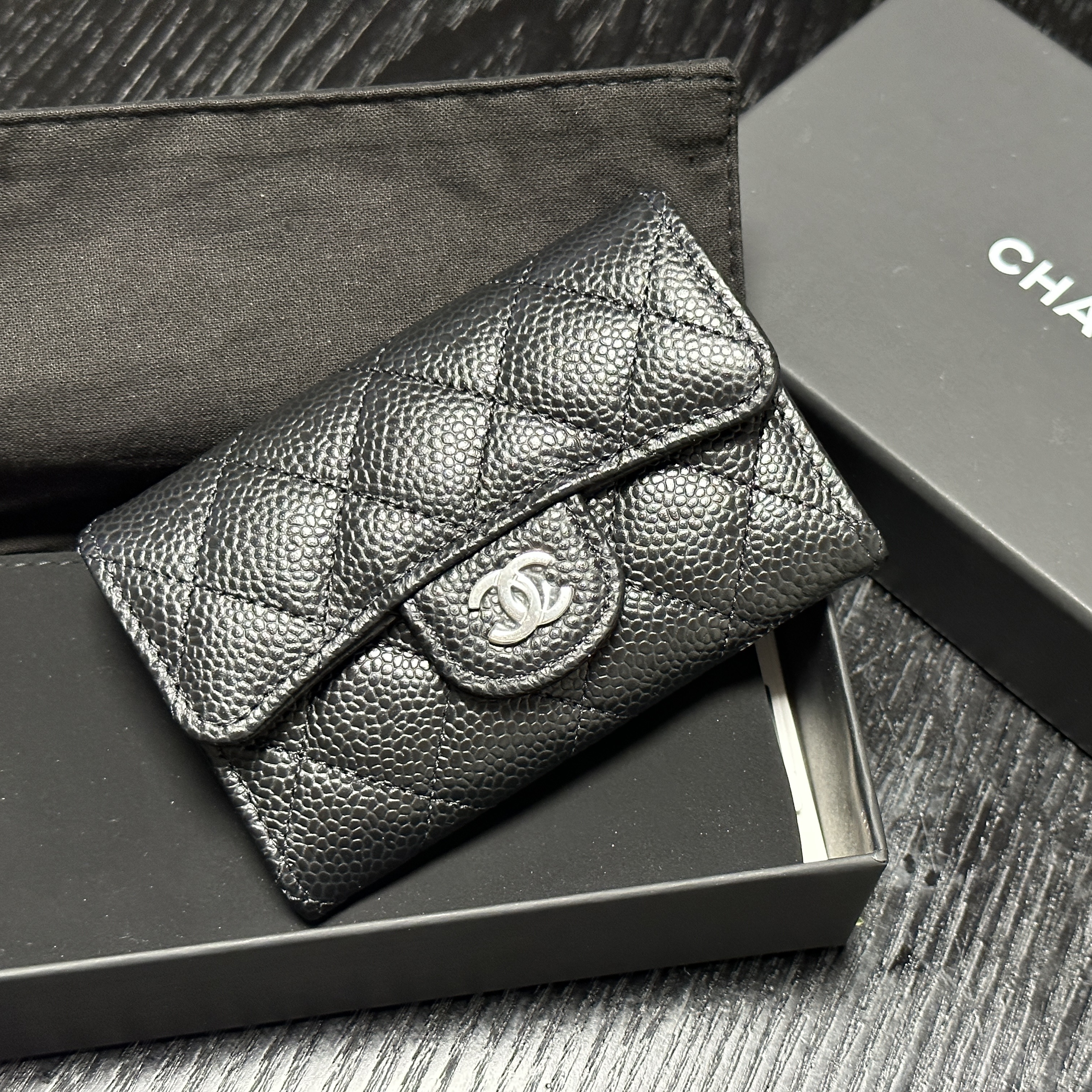 Chanel Classic Card Holder Grained Calfskin & Silver Black 착용 스타일 - 2
