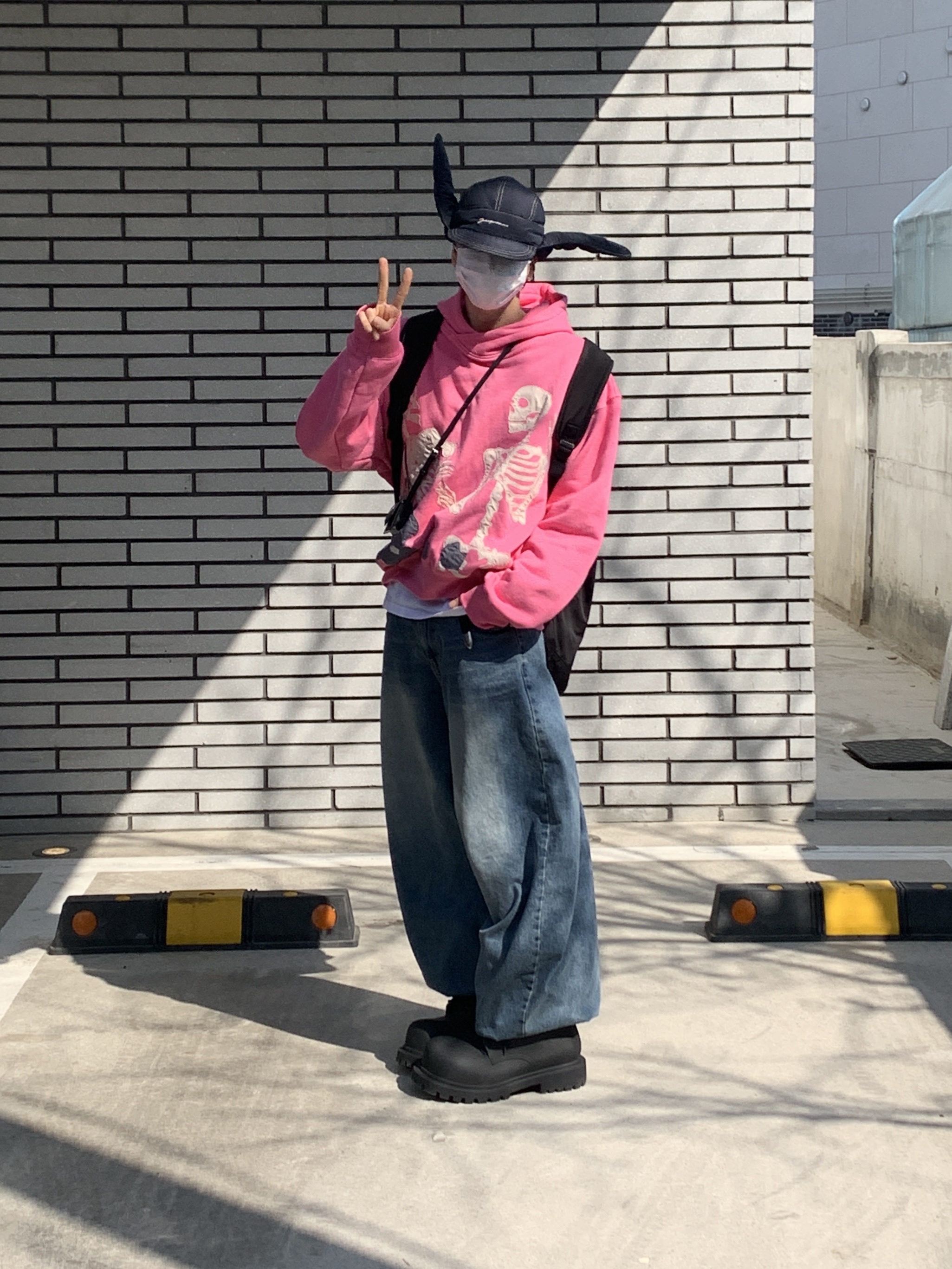Balenciaga XL Army Boots Full Eva Black, Jacquemus La Cagoule Bricciola Puffed Ear Flap Hat Navy 착용 스타일 - 2