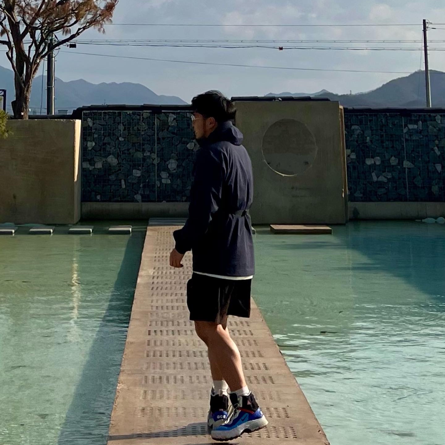 Nike ACG Air Zoom Gaiadome Gore-Tex Hyper Royal, Nike ACG Snowgrass Cargo Shorts Velvet Brown - Asia 착용 스타일 - 1