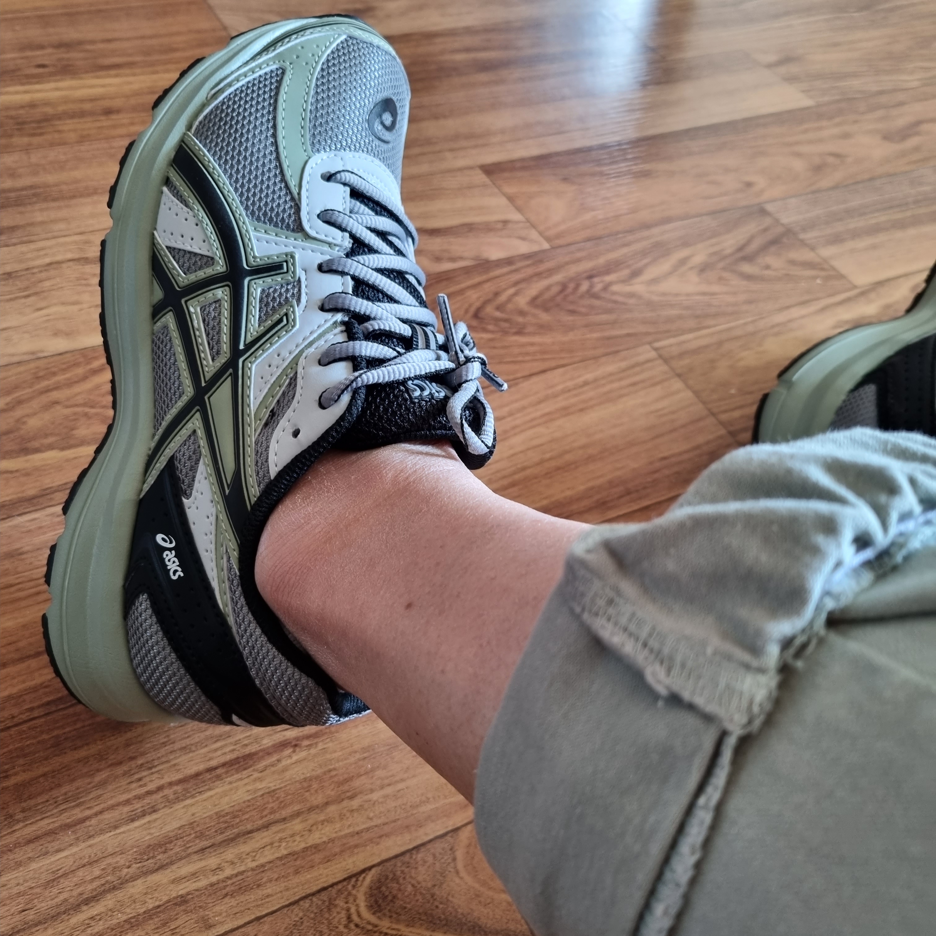Asics Jog 100 S Sheet Rock - 2E Wide 착용 스타일 - 3