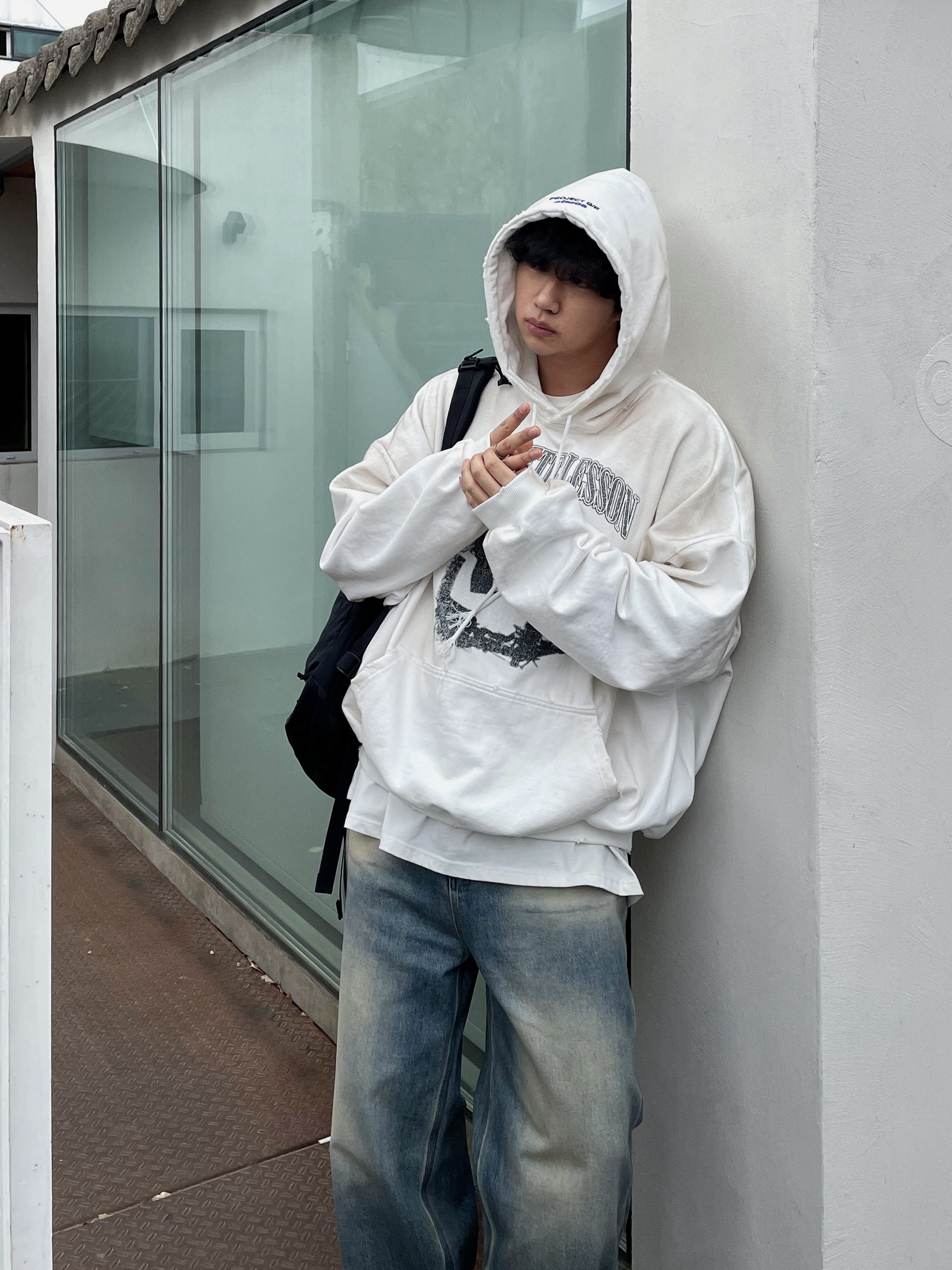 Project G/R x Atmos Etiquette Lesson Vintage Washed Hoodie White 착용 스타일 - 2