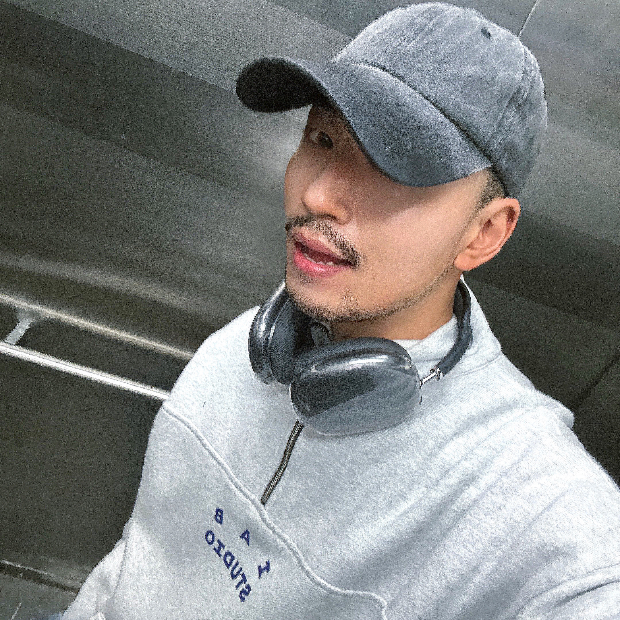 IAB Studio Half Zip Pullover Light Gray, Apple AirPods Max Lightning Space Gray (Korean Ver.) 착용 스타일
