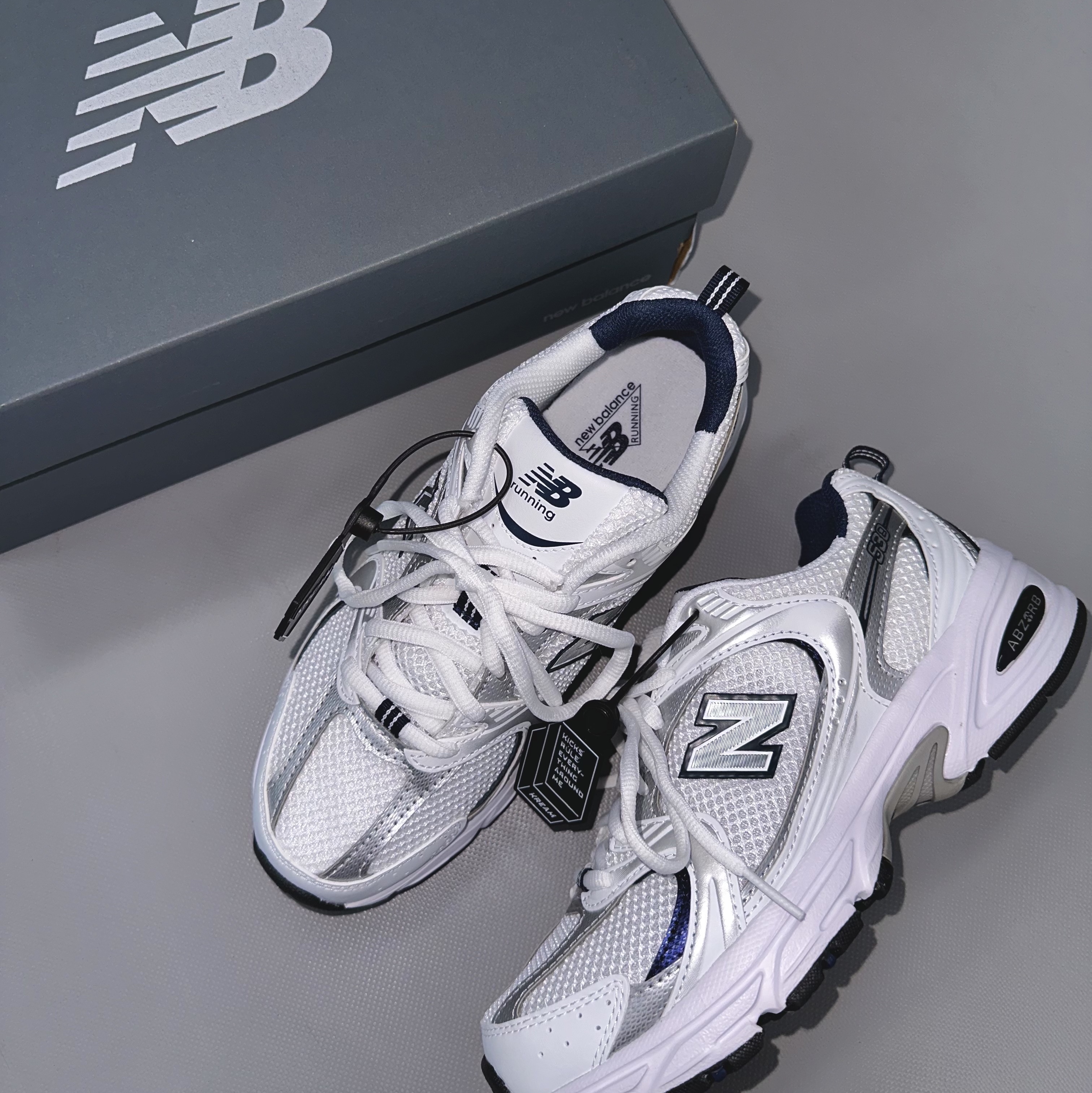 New Balance 530 White 착용 스타일