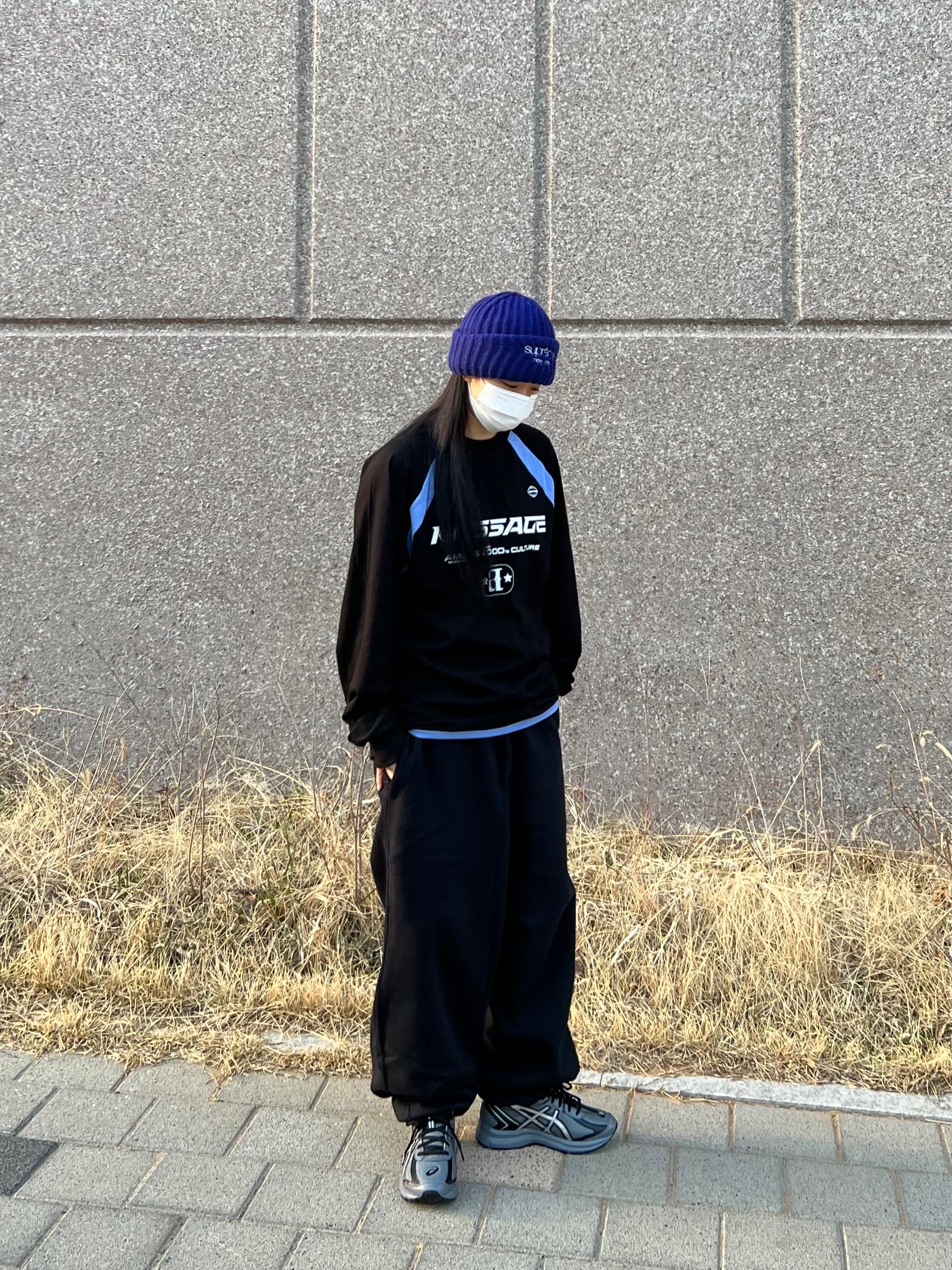 Asics Jog 100 S Steel Grey - 2E Wide, Supreme Ribbed Beanie Dark Royal - 22FW 착용 스타일 - 4