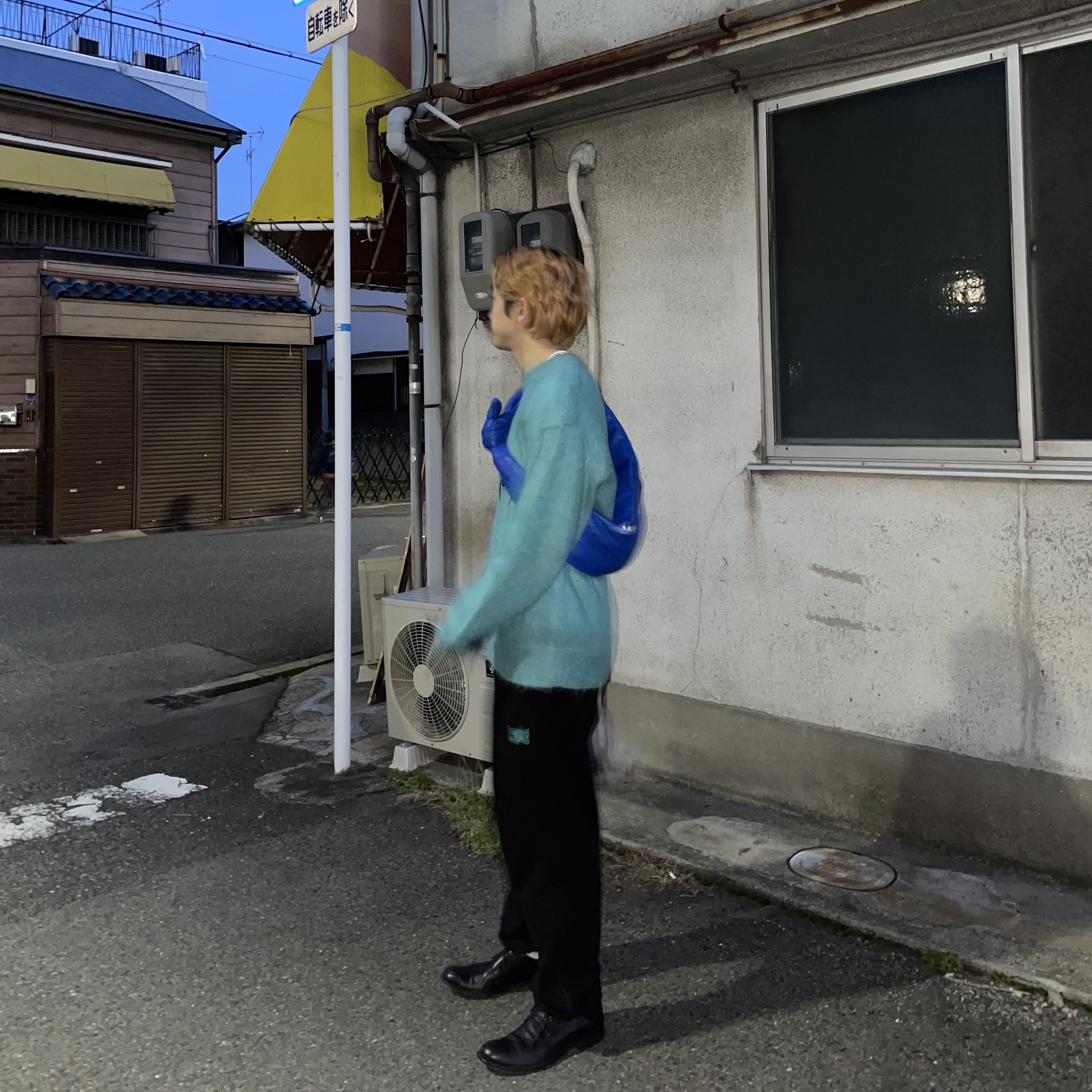 Ader Error x Zara Leather Shoulder Bag with Knot Blue, Auralee Brushed Super Kid Mohair Knit Pull Over Blue - 22AW 착용 스타일 - 1