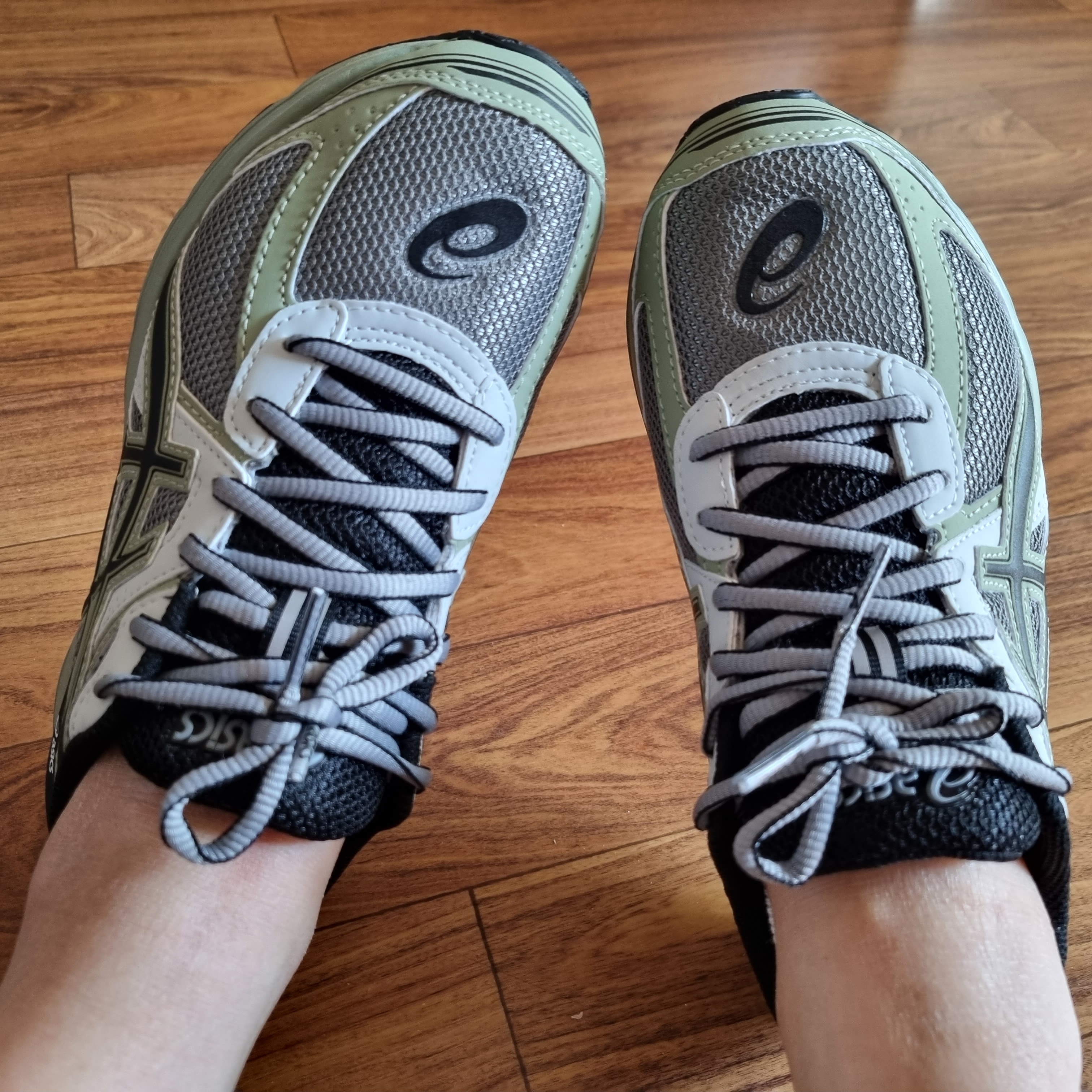 Asics Jog 100 S Sheet Rock - 2E Wide 착용 스타일 - 2