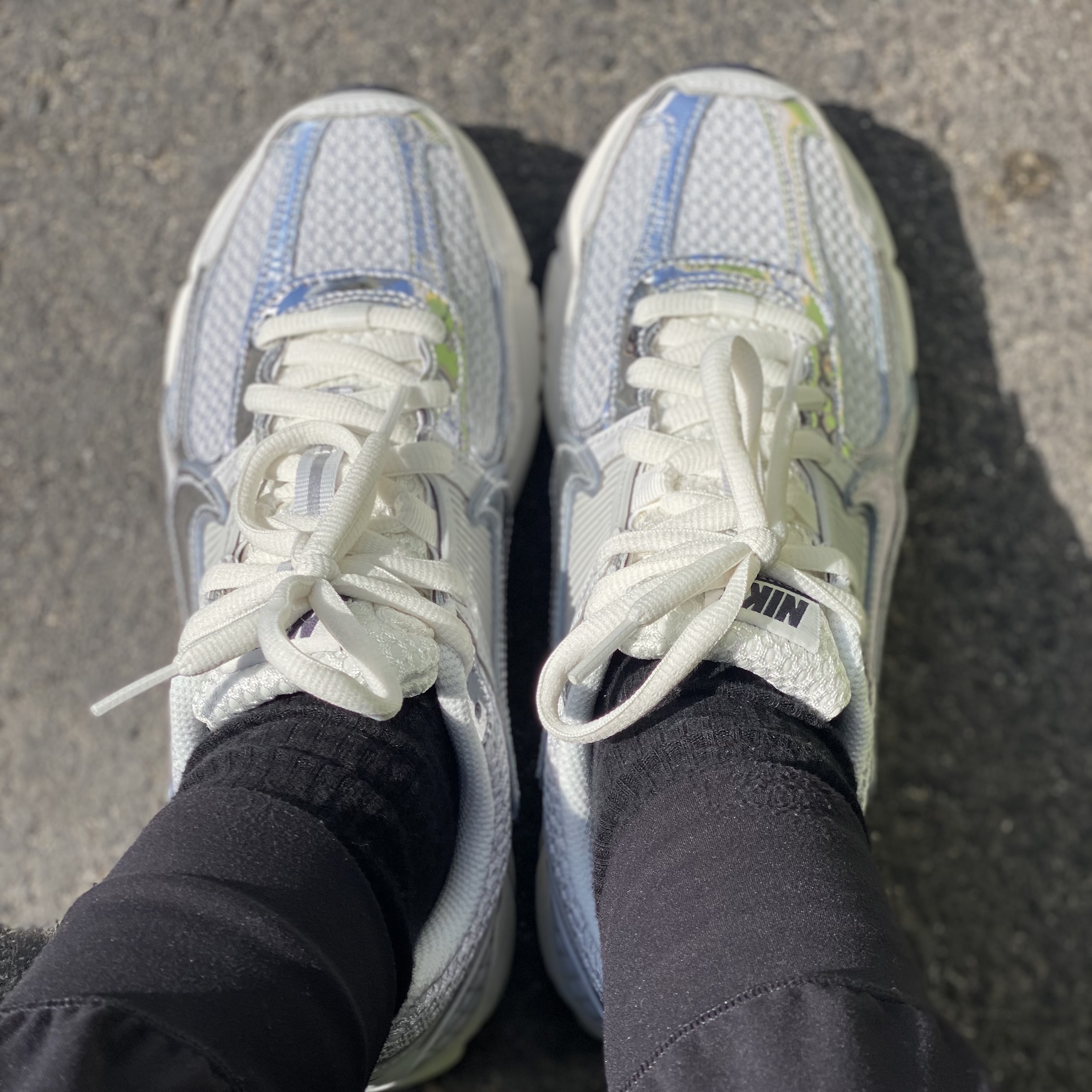 (W) Nike Zoom Vomero 5 Photon Dust and Metallic Silver 착용 스타일 - 1