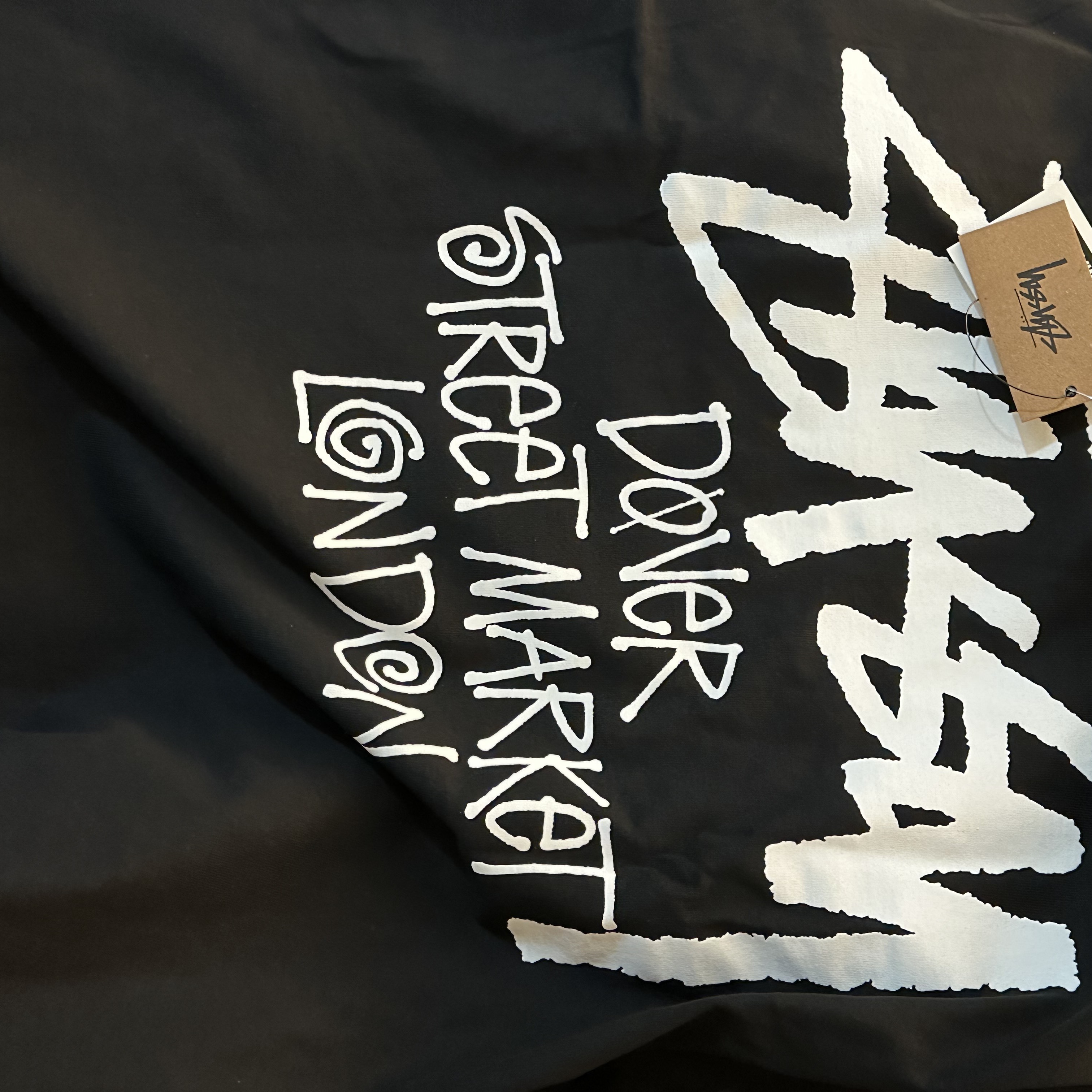 Stussy Stock DSM London T-Shirt Black 2023 착용 스타일 - 2