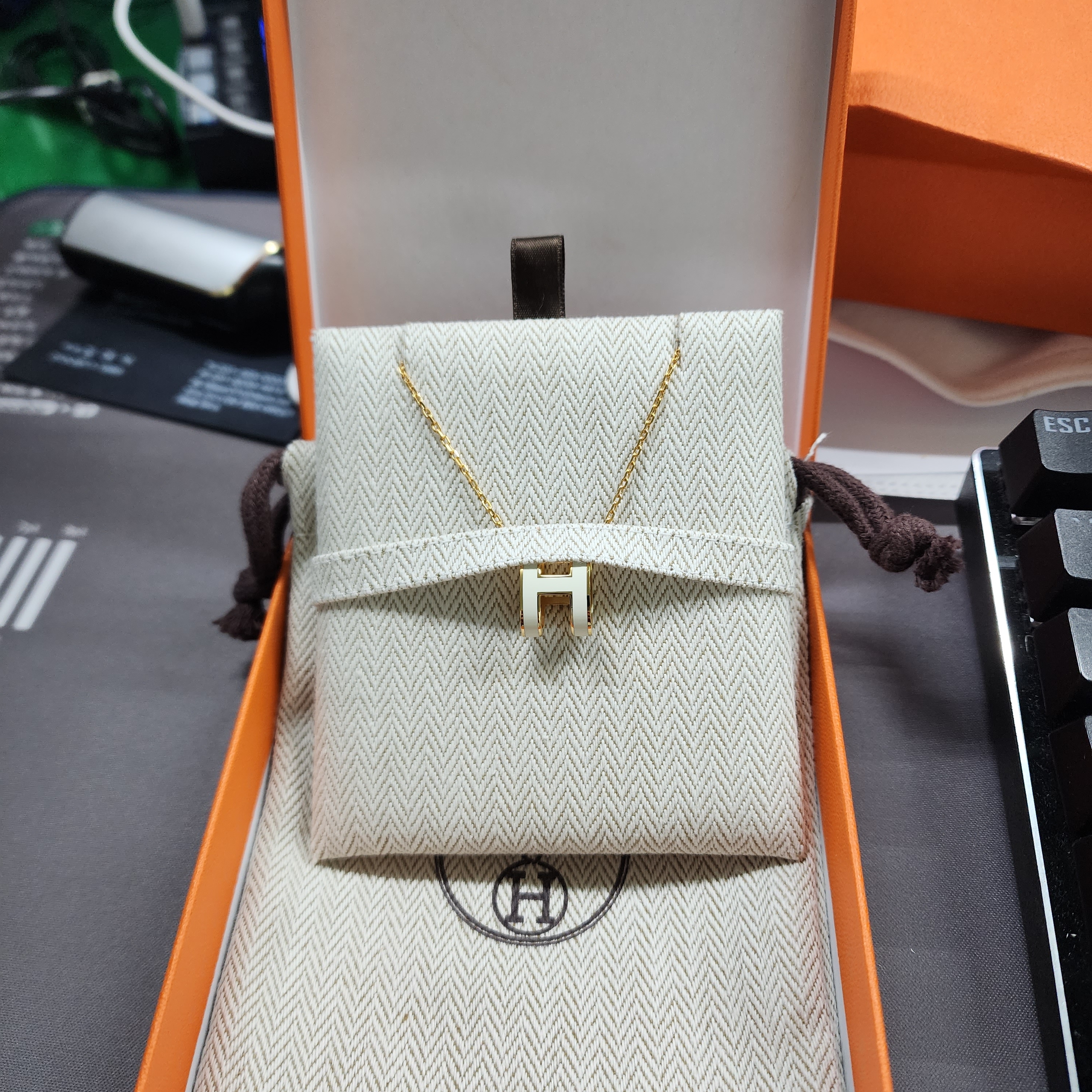 (W) Hermes Pop H Pendant Gold & Blanc 착용 스타일 - 2