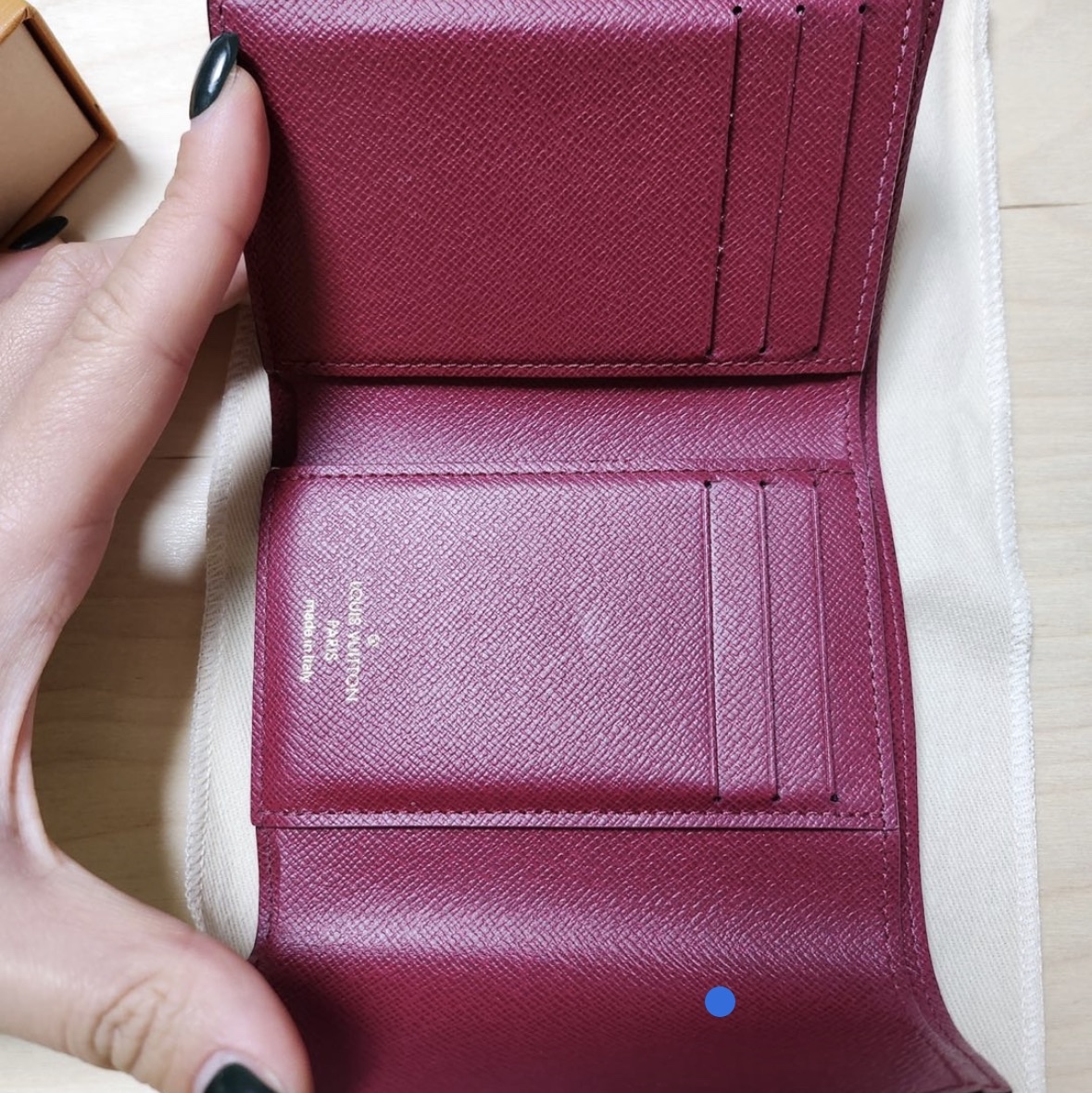 Louis Vuitton Victorine Wallet Monogram Fuchsia 착용 스타일 - 2