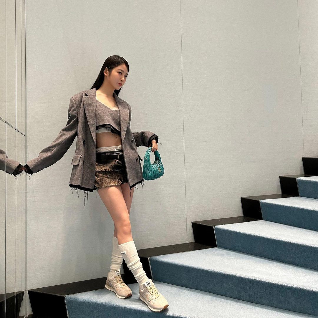 (W) New Balance x Miu Miu 574 Vintage Nappa Leather White, Miu Miu Wander Matelasse Nappa Leather Mini Hobo Bag Peacock Blue 착용 스타일 - 3