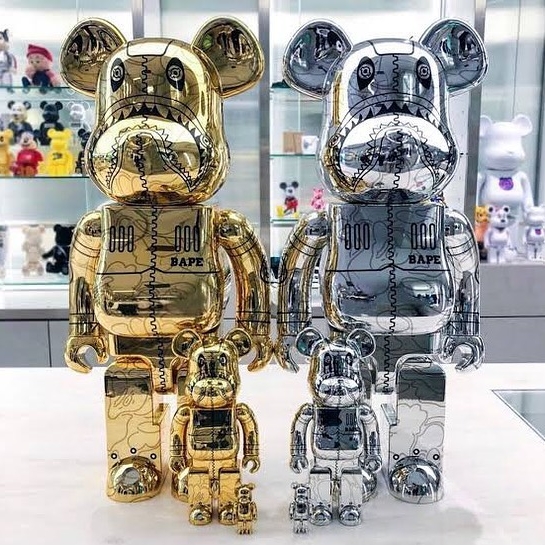 Bearbrick x BAPE x Hajime Sorayama Camo Shark 100% & 400% Set Gold, Bearbrick x BAPE x Hajime Sorayama Camo Shark 100% & 400% Set Silver 착용 스타일 - 1