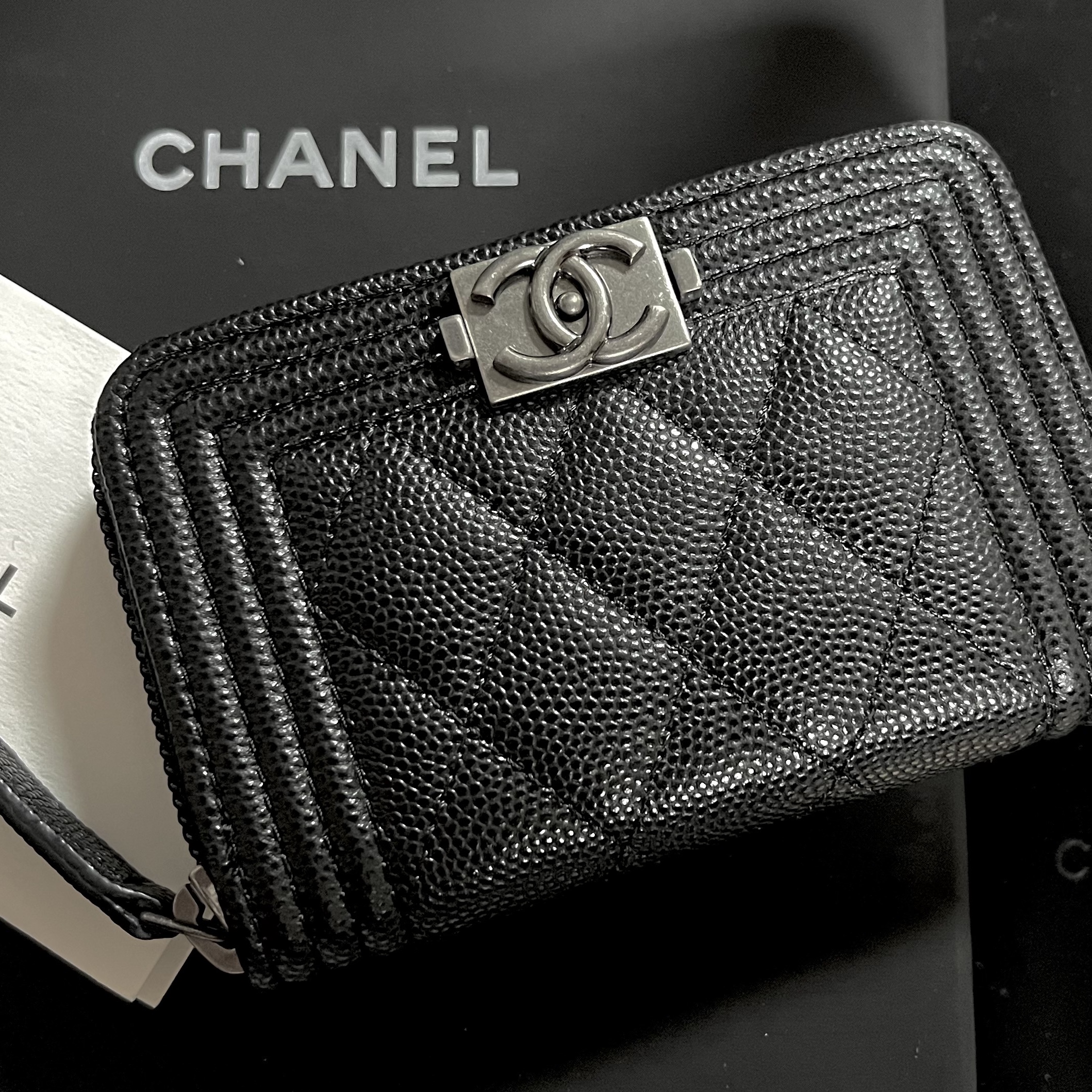 Chanel Boy Chanel Zipped Coin Purse Grained Calfskin & Ruthenium Black 착용 스타일