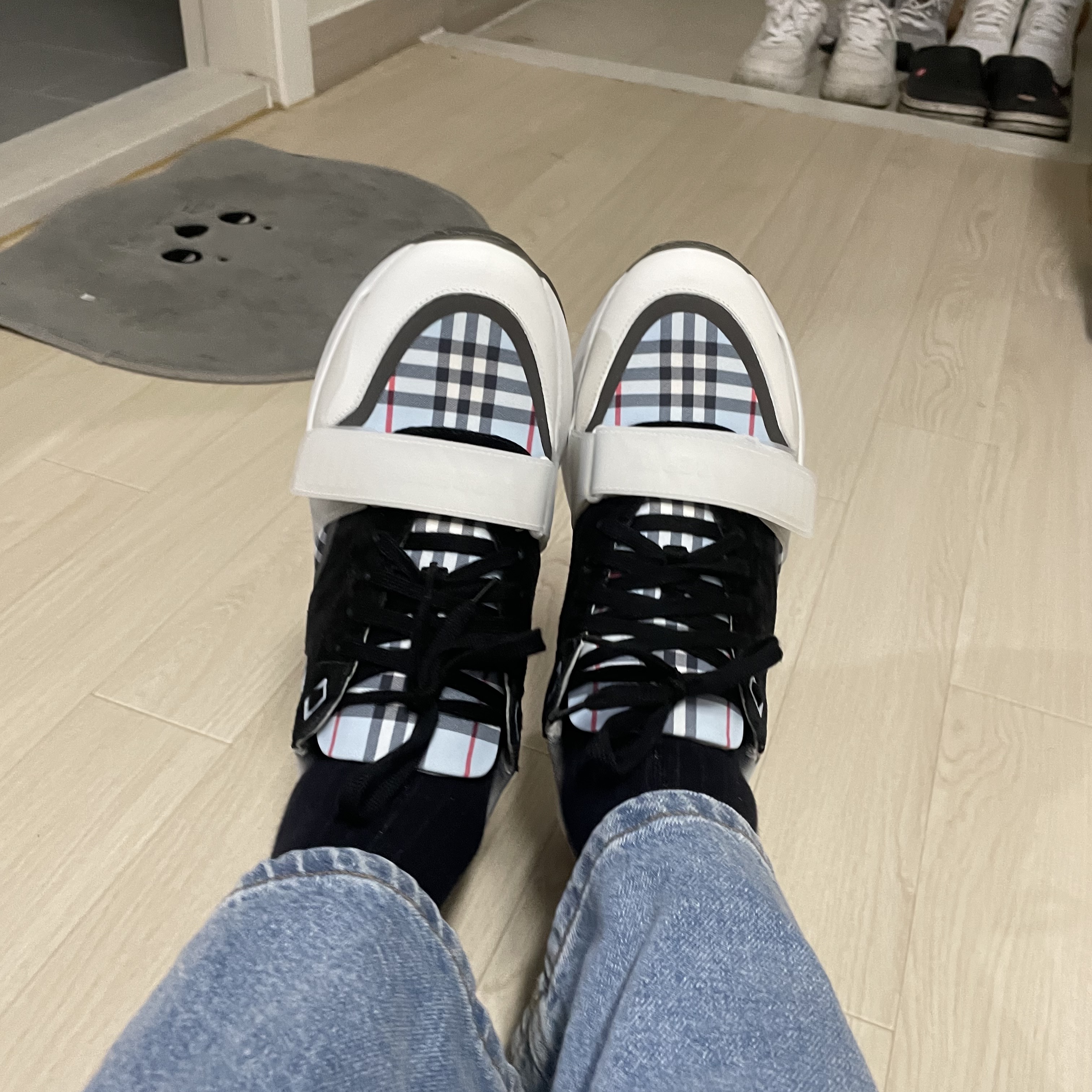 Burberry Check Nylon Leather and Suede Sneakers Pale Blue 착용 스타일