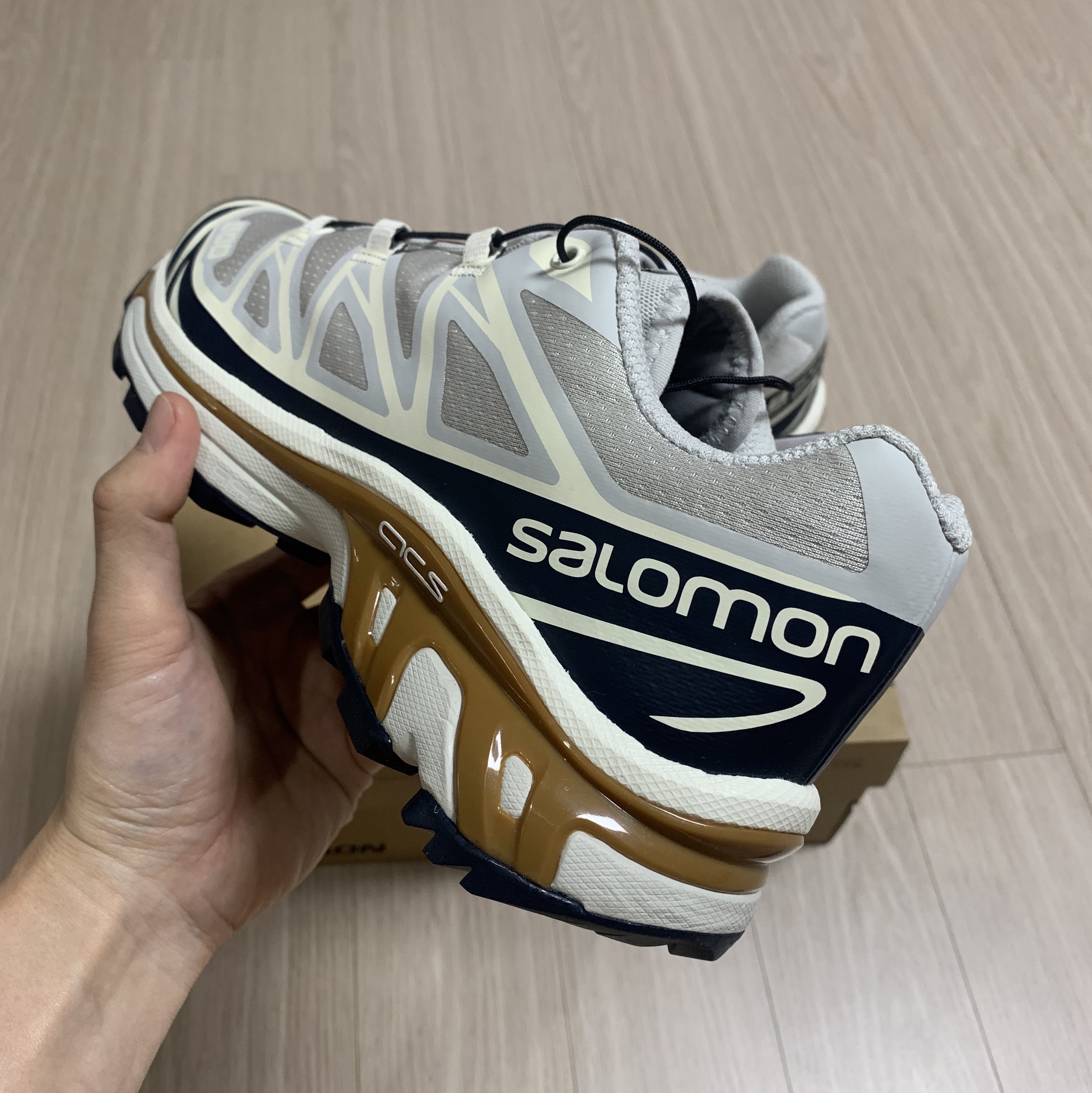 Salomon XT-6 Lunar Rock Dark Sapphire 착용 스타일 - 4