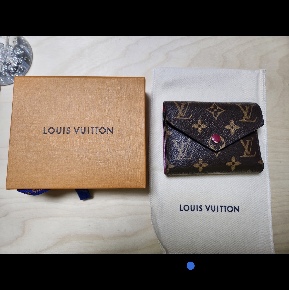Louis Vuitton Victorine Wallet Monogram Fuchsia 착용 스타일 - 1