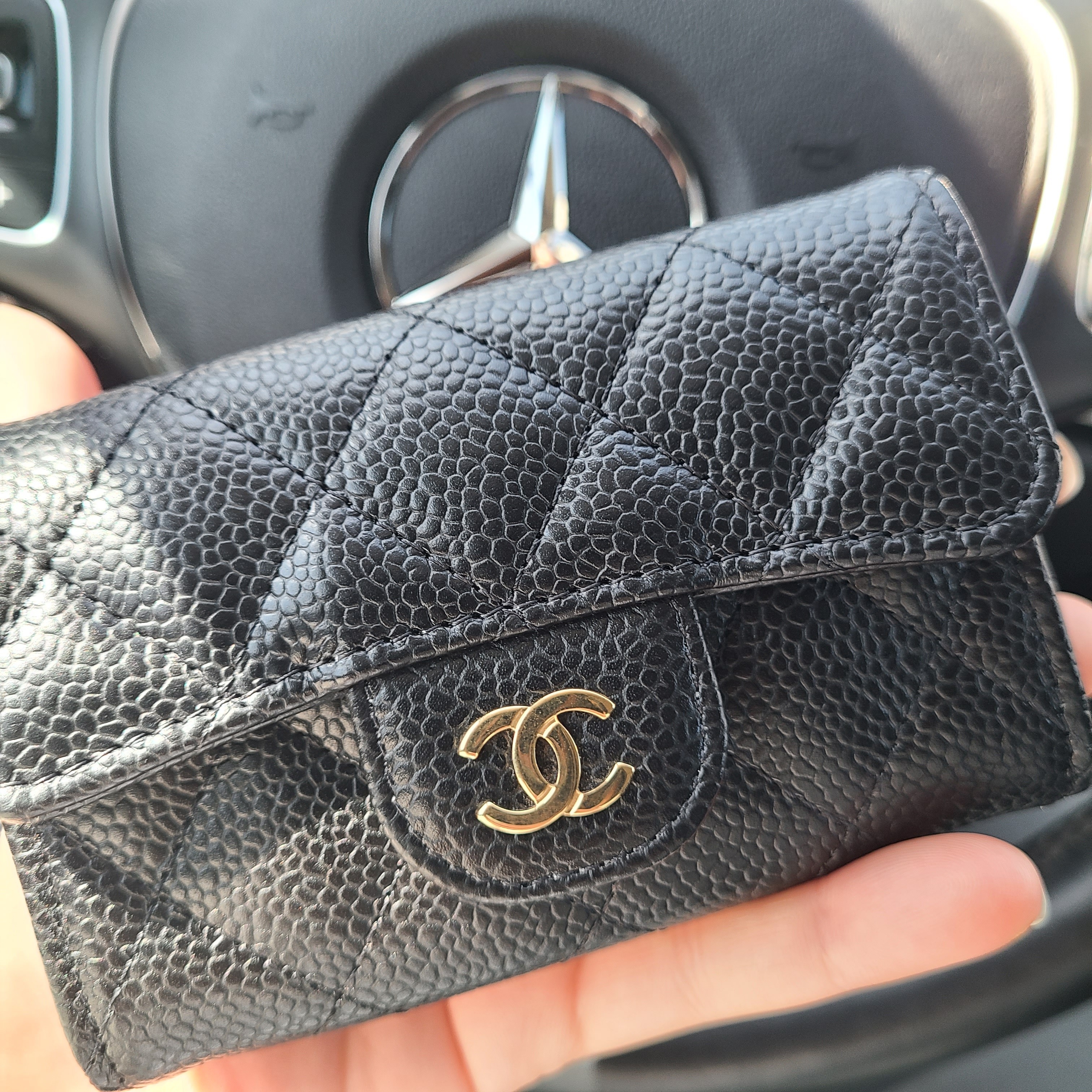 Chanel Classic Card Holder Grained Calfskin & Gold Black 착용 스타일