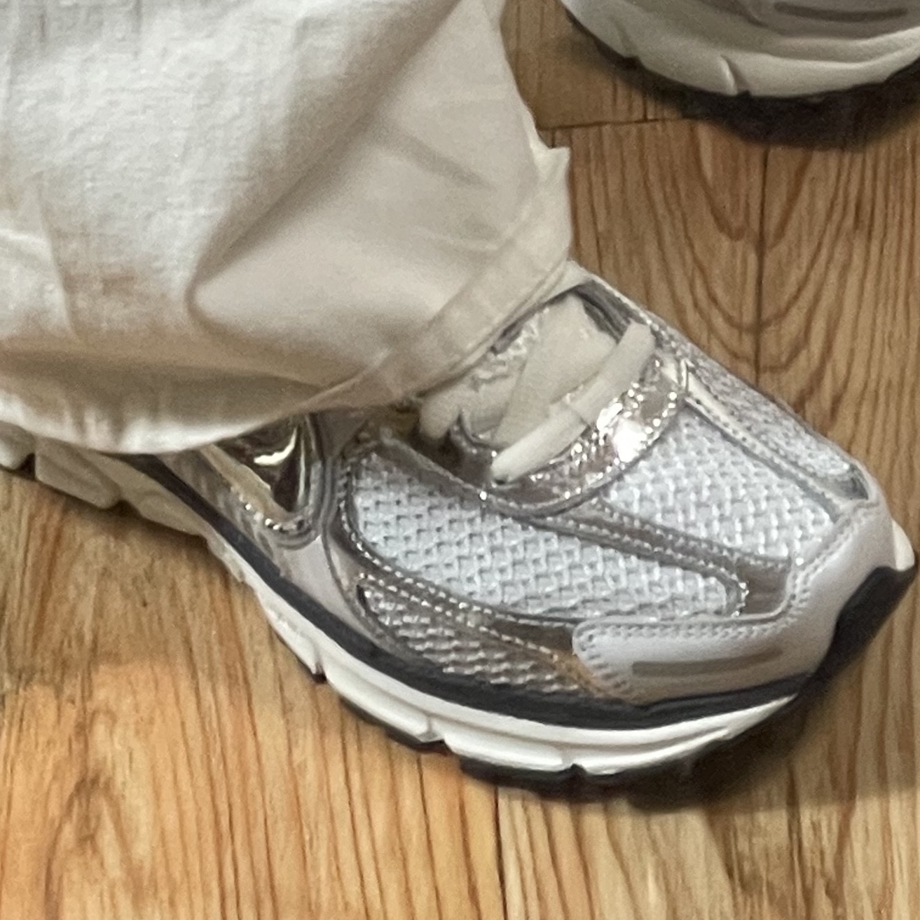 (W) Nike Zoom Vomero 5 Photon Dust and Metallic Silver 착용 스타일 - 2