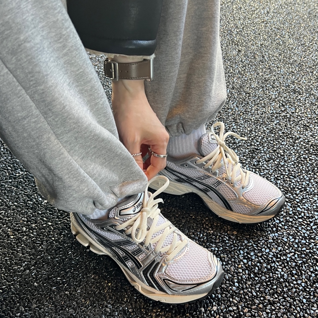 Asics x JJJJound Gel-Kayano 14 Silver Black 착용 스타일