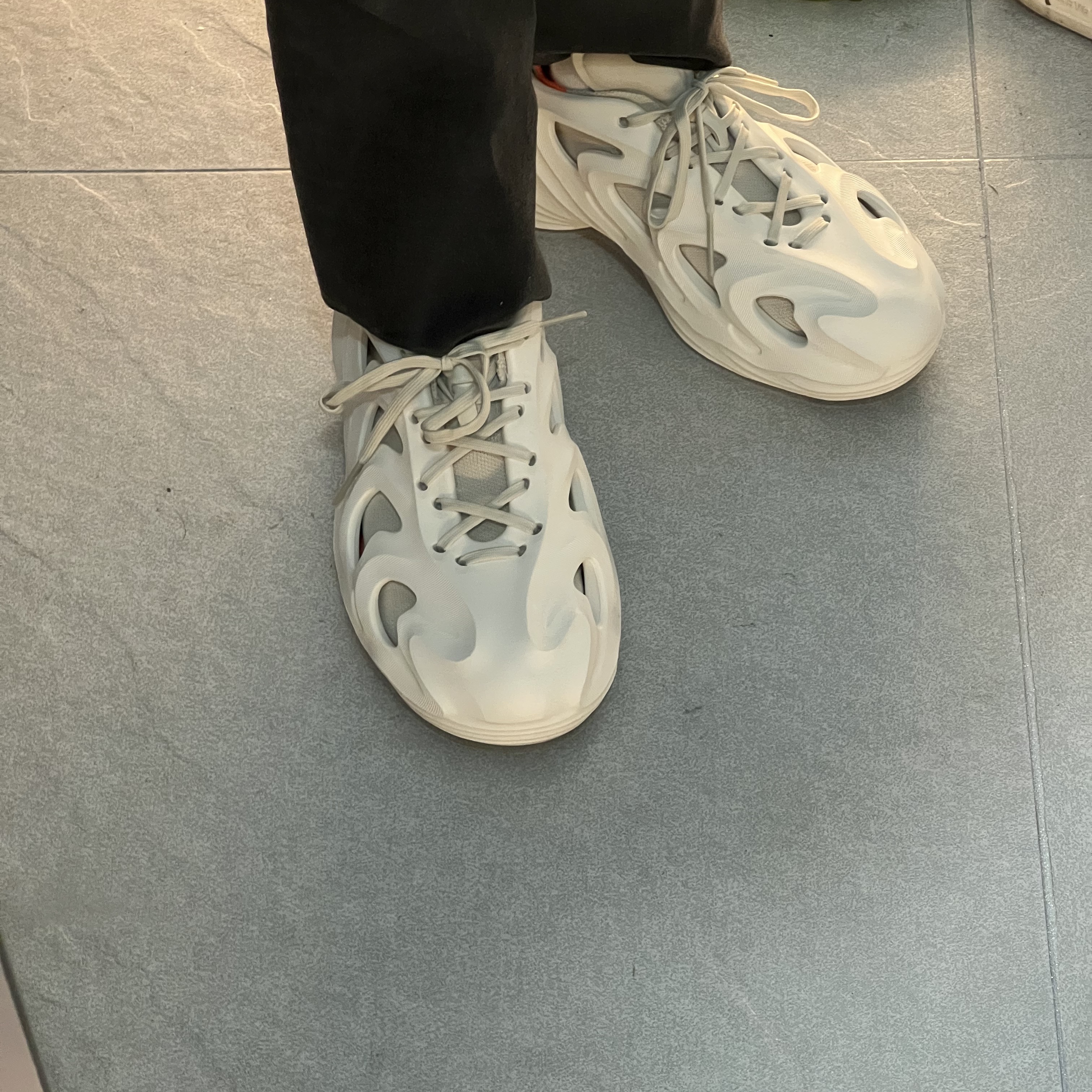 Adidas Adifom Q Off White 착용 스타일 - 2