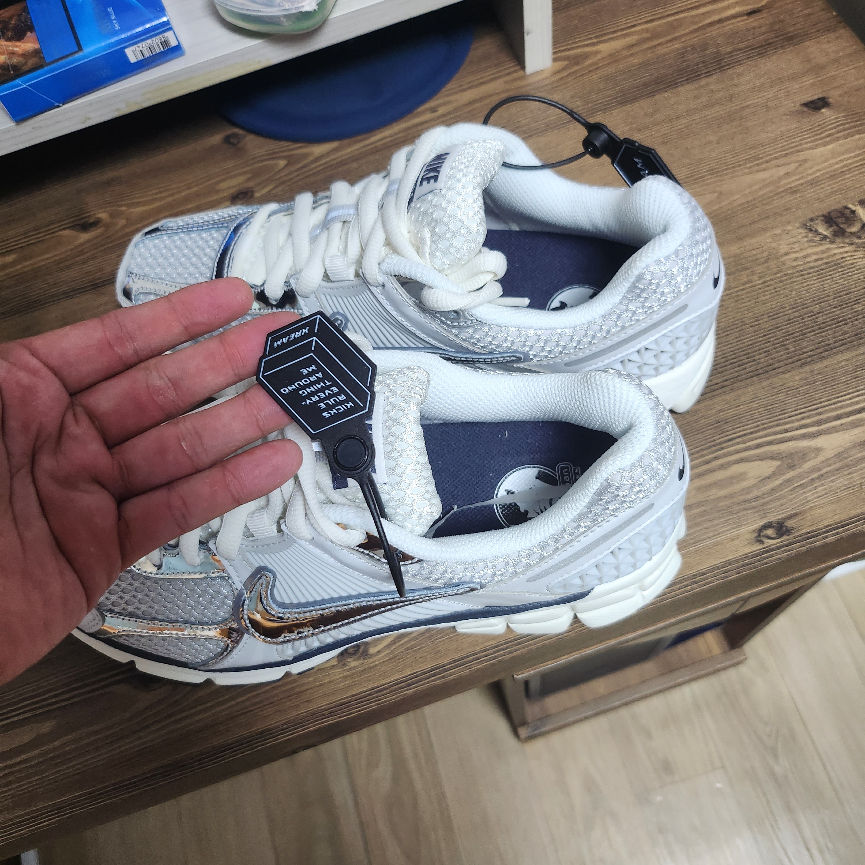 (W) Nike Zoom Vomero 5 Photon Dust and Metallic Silver 착용 스타일