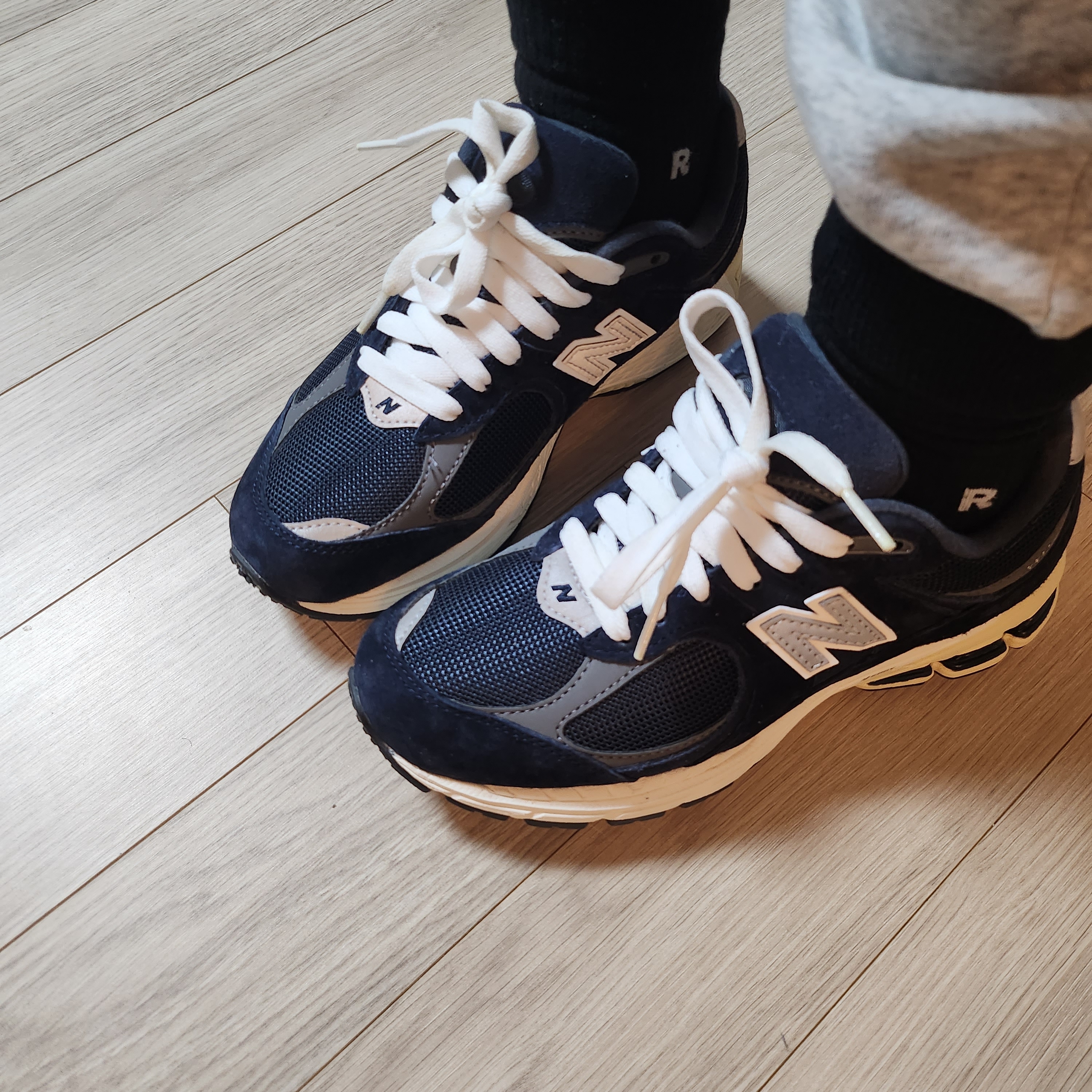 New Balance 2002R Eclipse Castlerock 착용 스타일