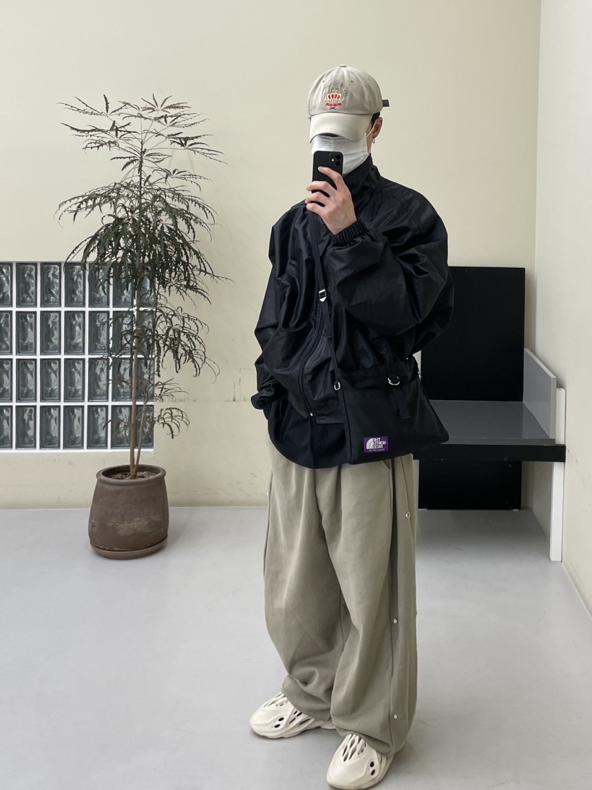 Adidas Yeezy Foam RNNR Sand 착용 스타일