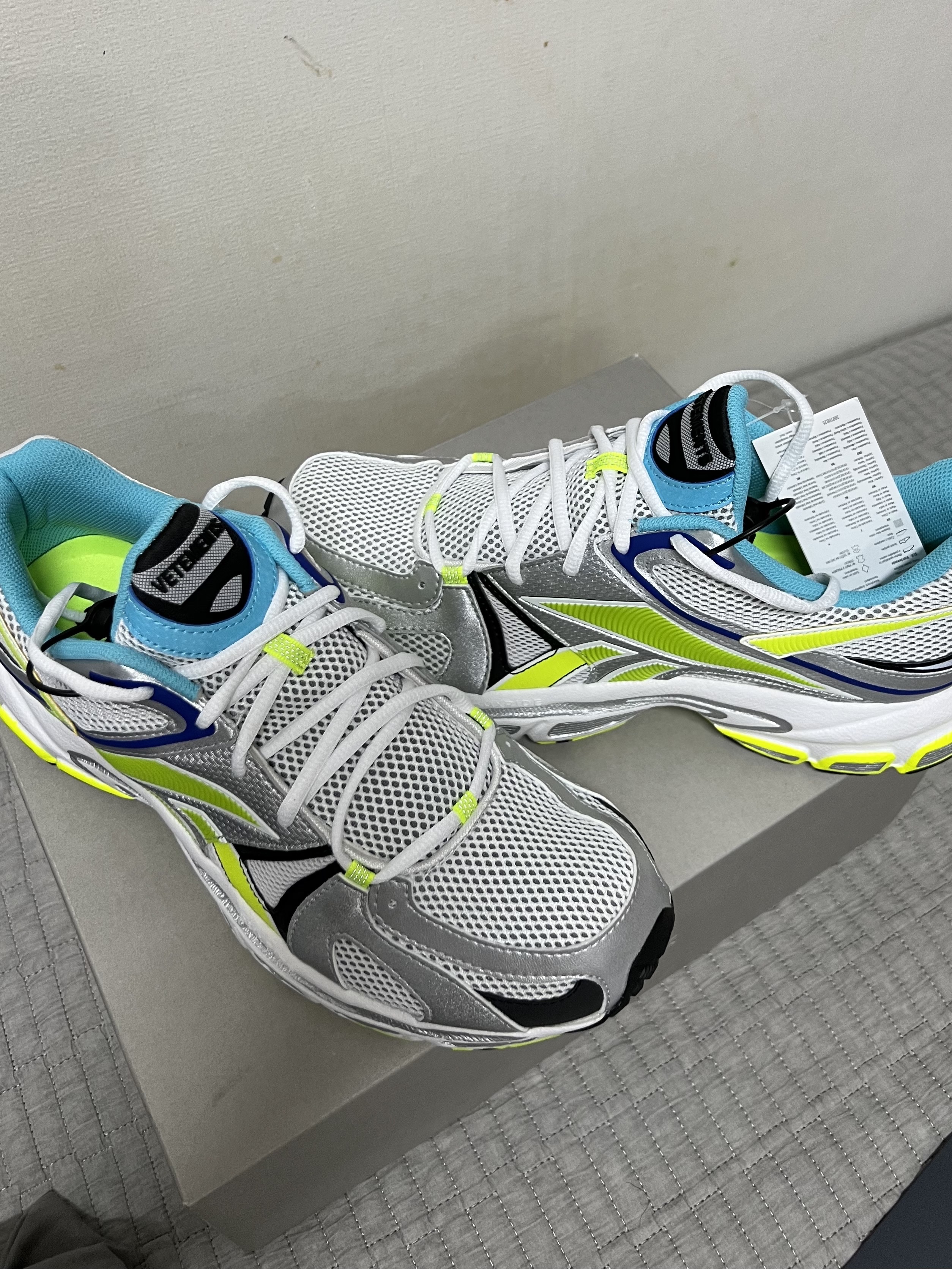 Reebok x Vetements Spike Runner 200 Silver Lime 착용 스타일 - 2
