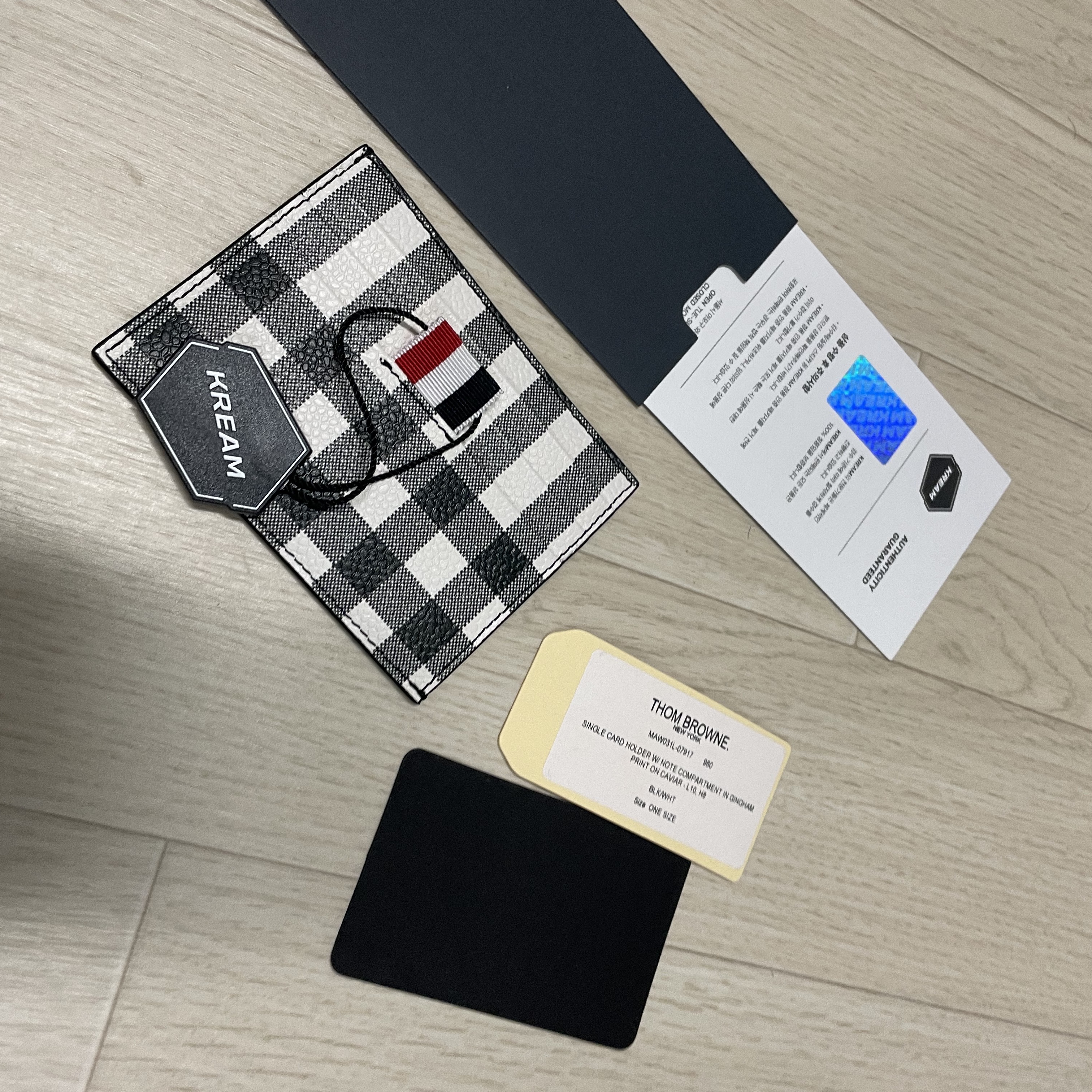 Thom Browne Gingham Print on Caviar Single Card Holder Black White 착용 스타일