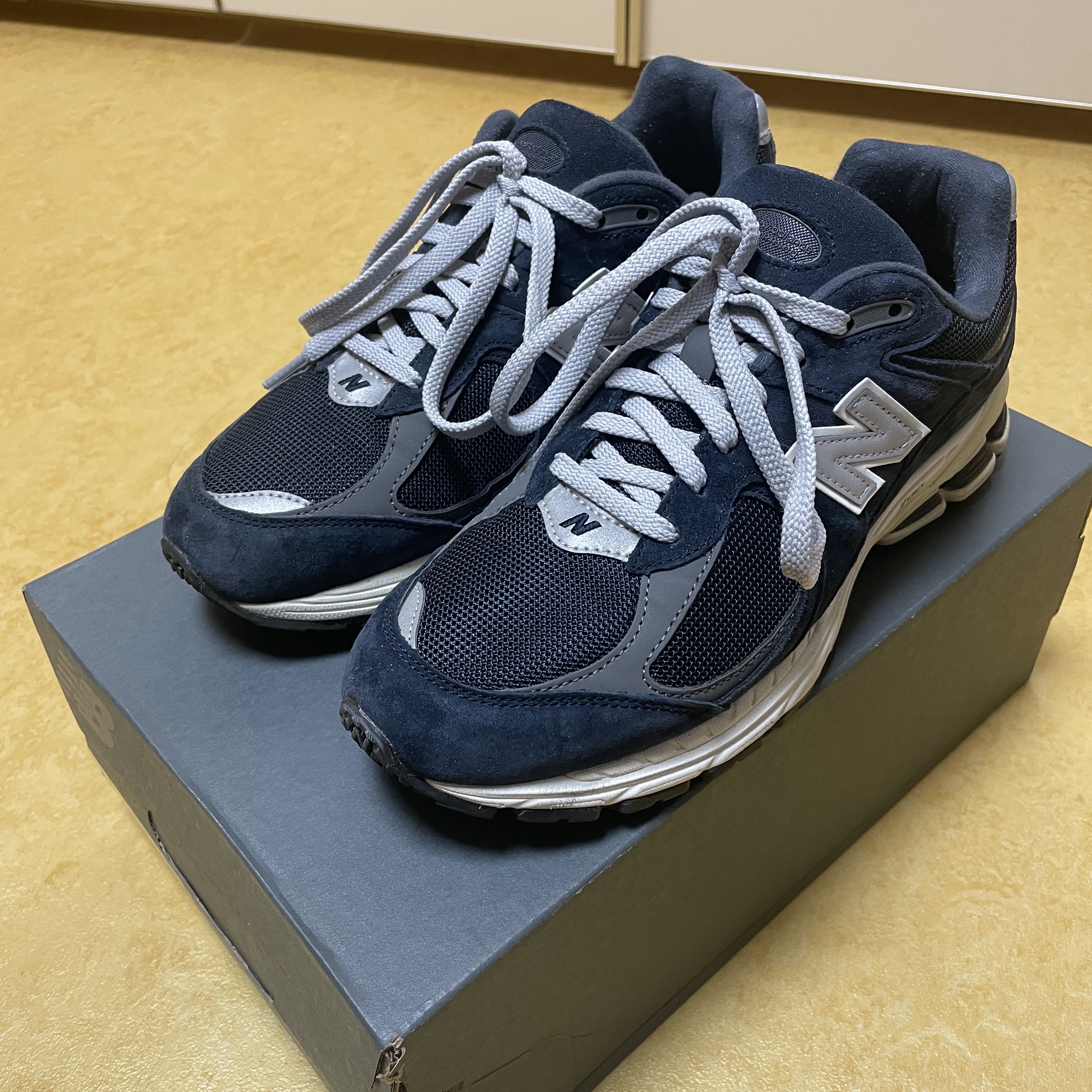 New Balance 2002R Eclipse Castlerock 착용 스타일 - 1