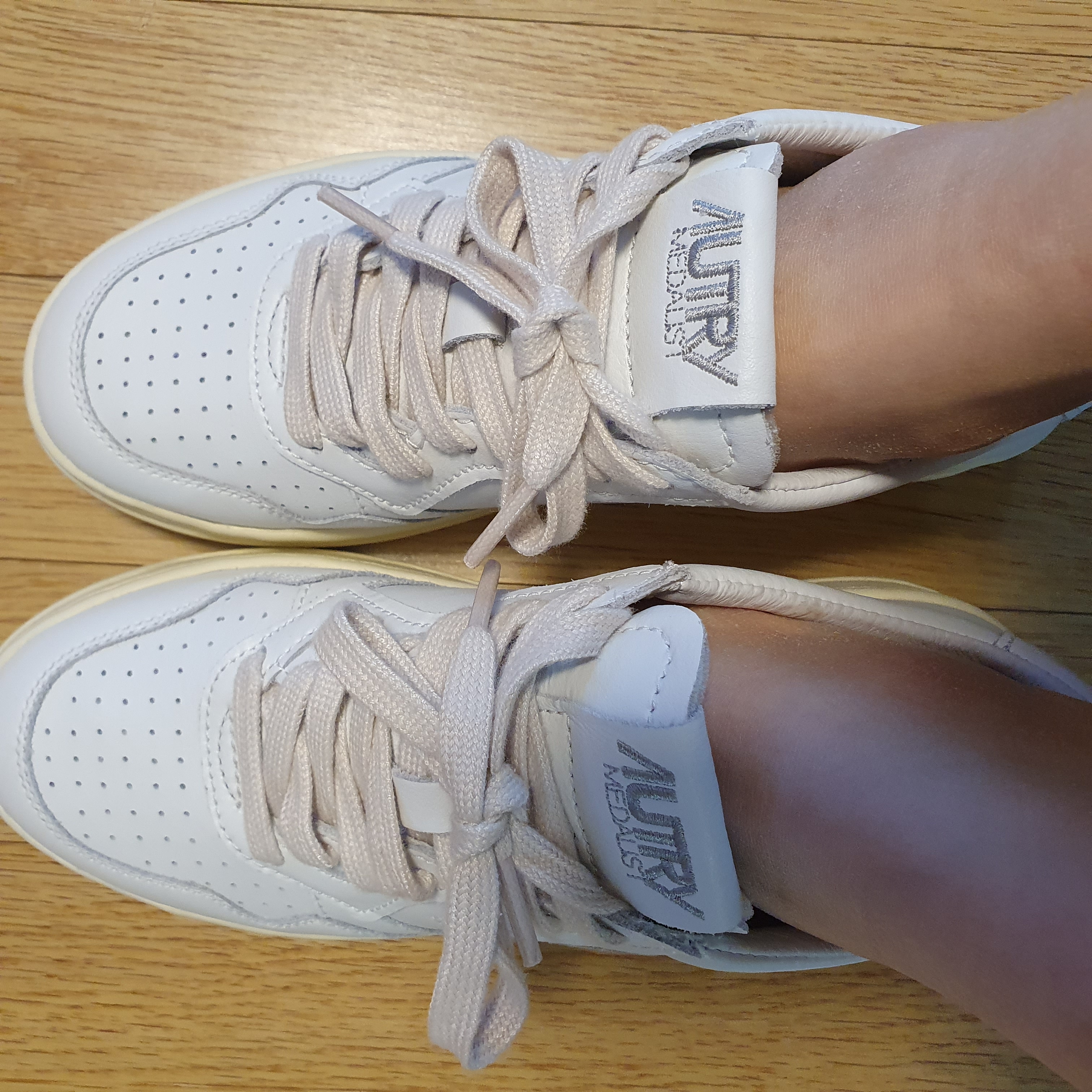 (W) Autry Medalist Low Leather Sneakers White 착용 스타일