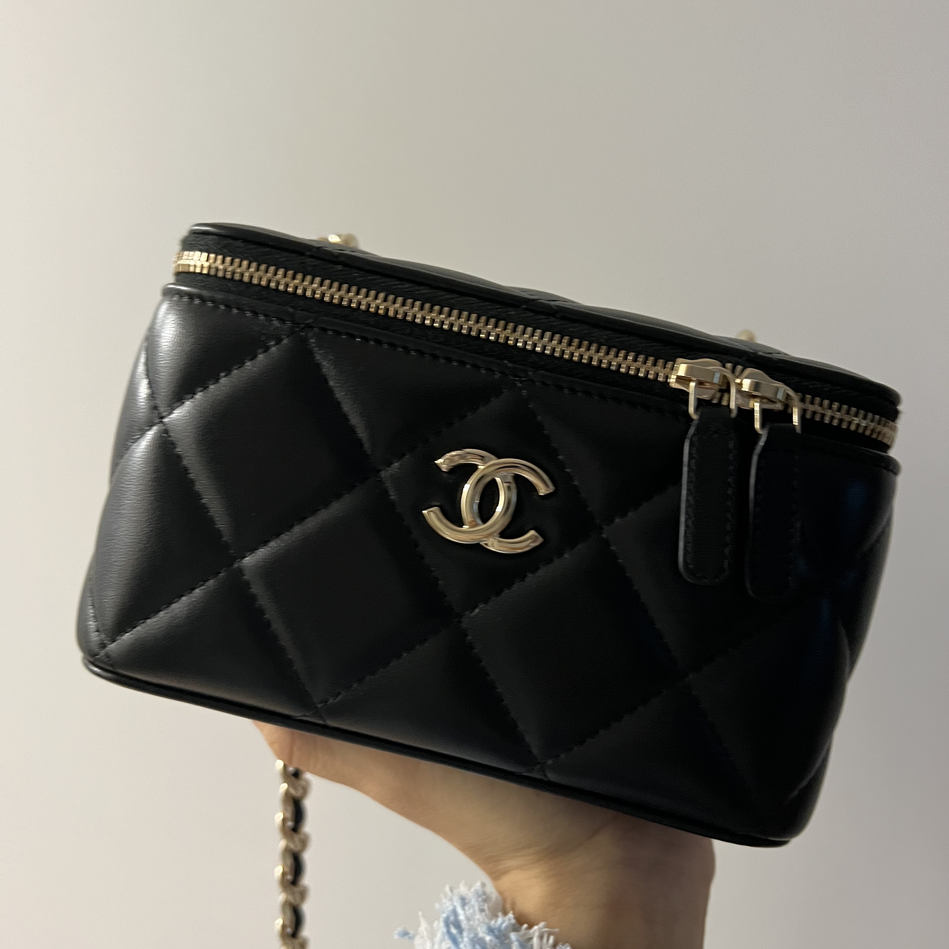 Chanel Vanity with Big Chain Lambskin Plexi & Gold Black 착용 스타일 - 3