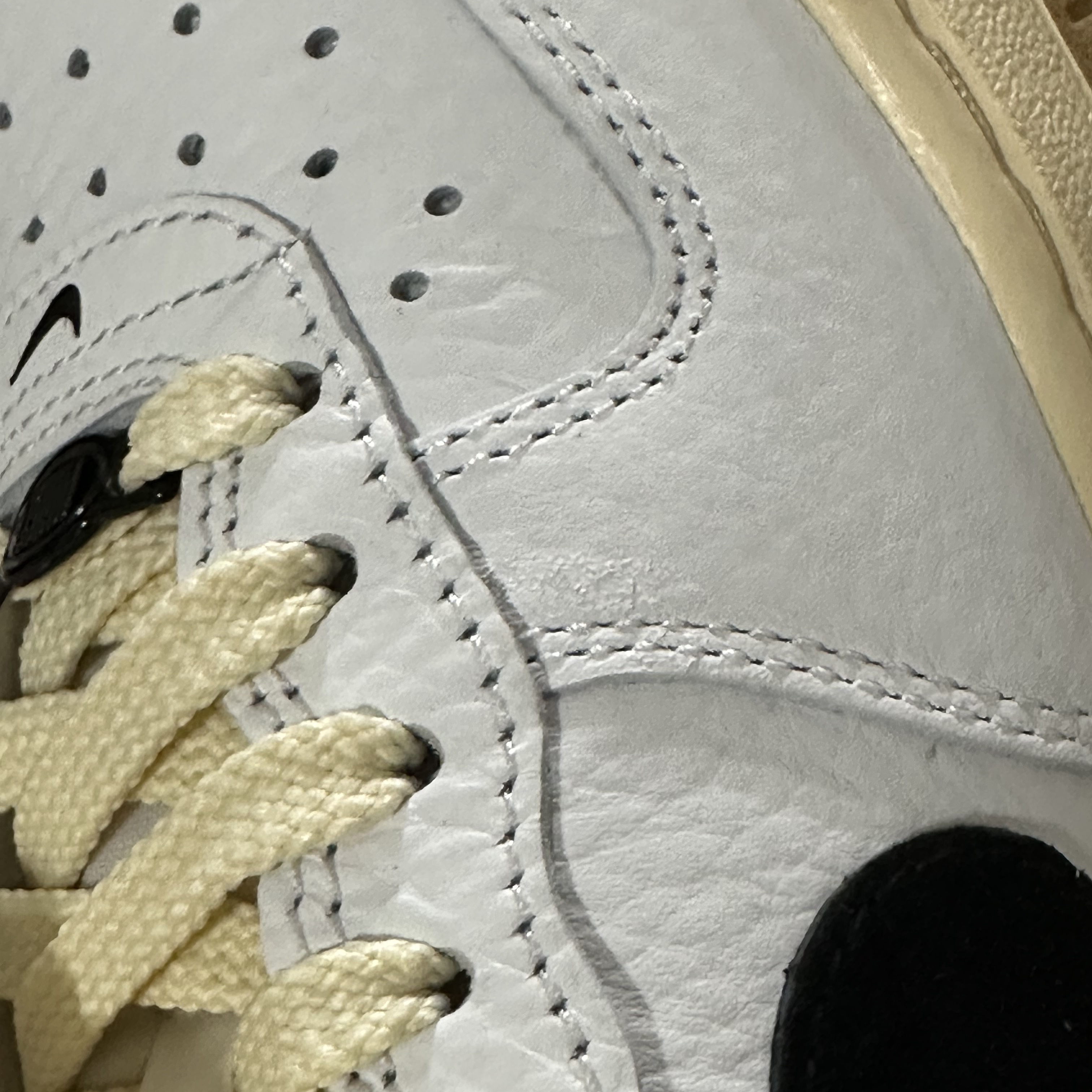 (W) Nike Air Force 1 '07 LX Black and Summit White 착용 스타일 - 3
