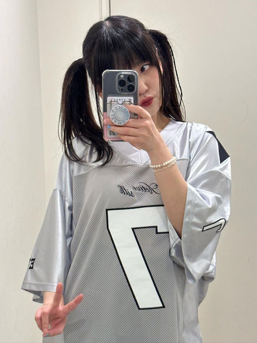 2000Archives Football T-Shirt Silver 착용 스타일 - 1