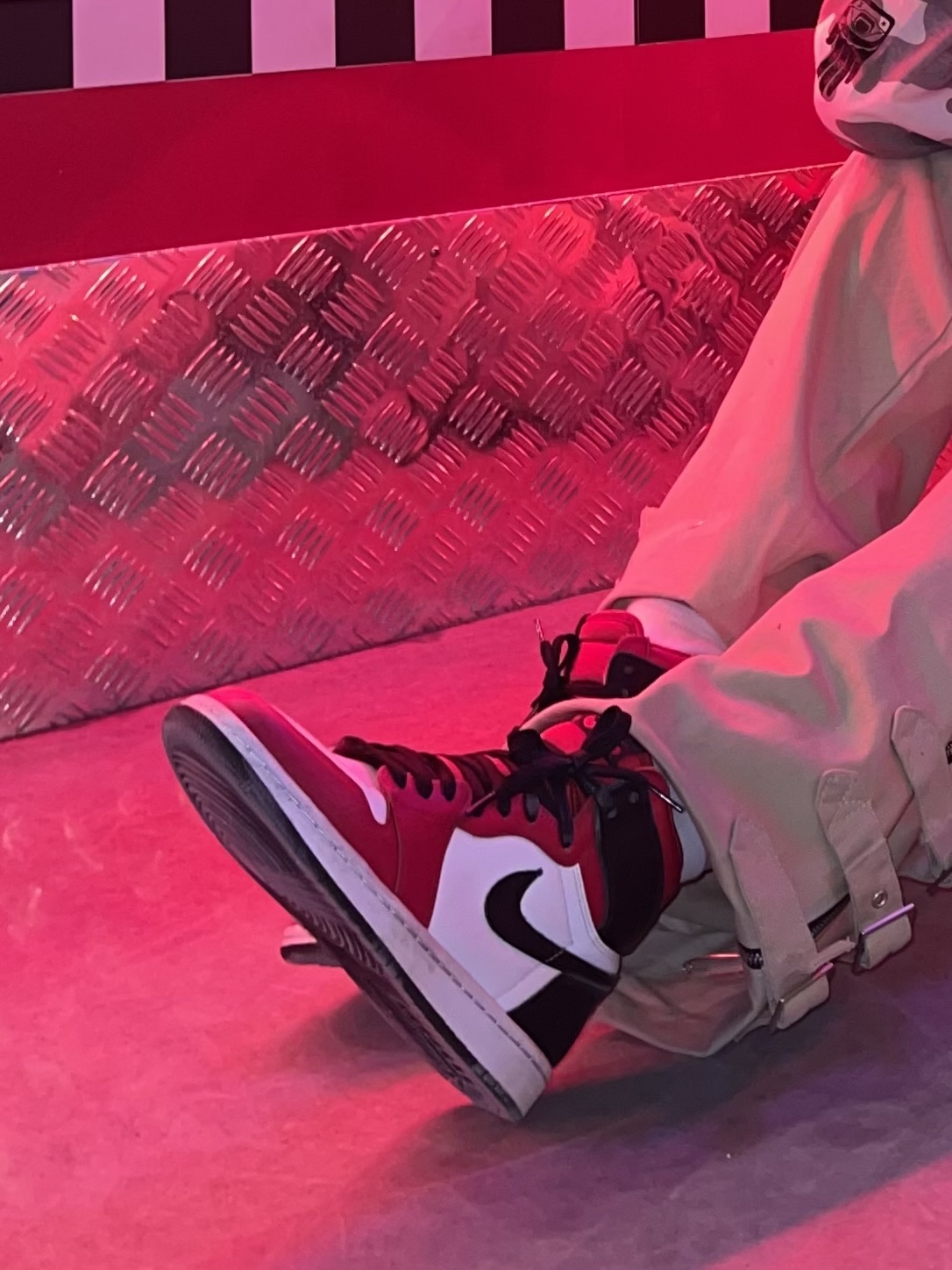(W) Jordan 1 Retro High Satin Red 착용 스타일 - 3