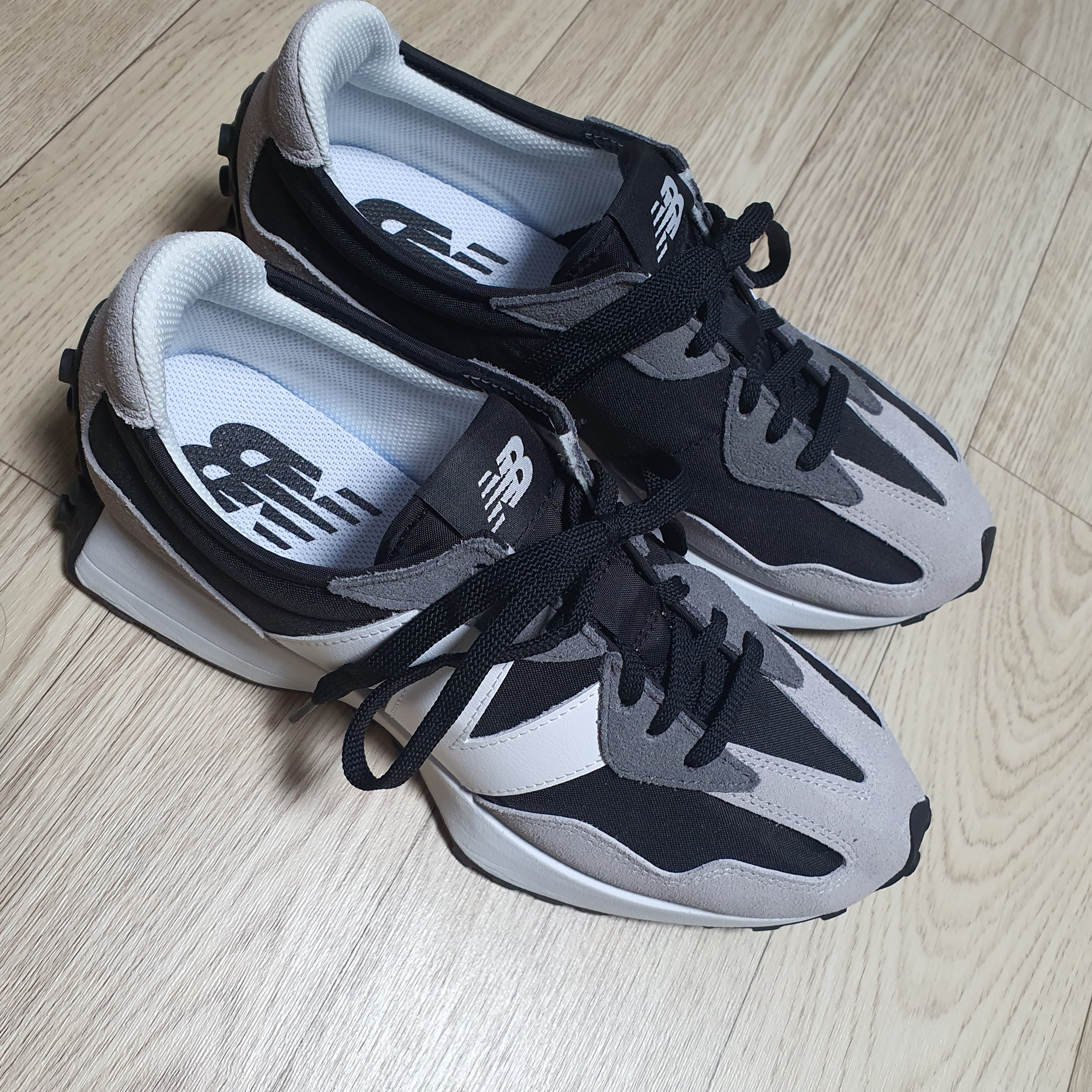 New Balance 327 Black Grey 착용 스타일