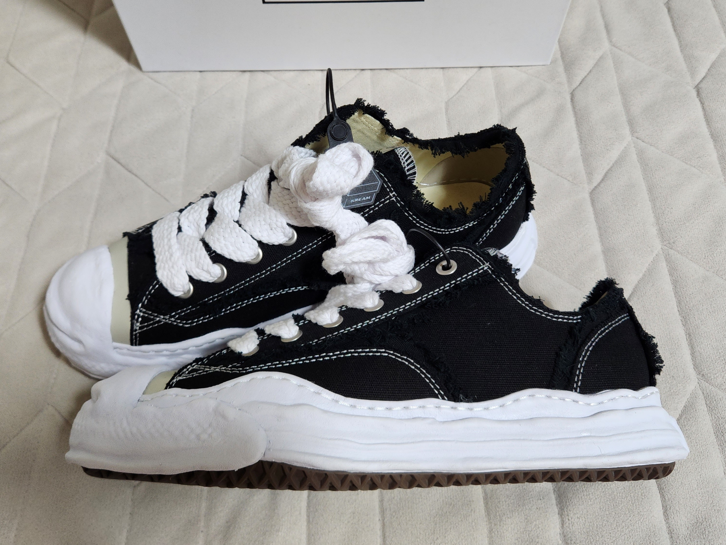 Maison Mihara Yasuhiro Hank OG Sole OH Canvas Low-top Sneakers Black 착용 스타일 - 3