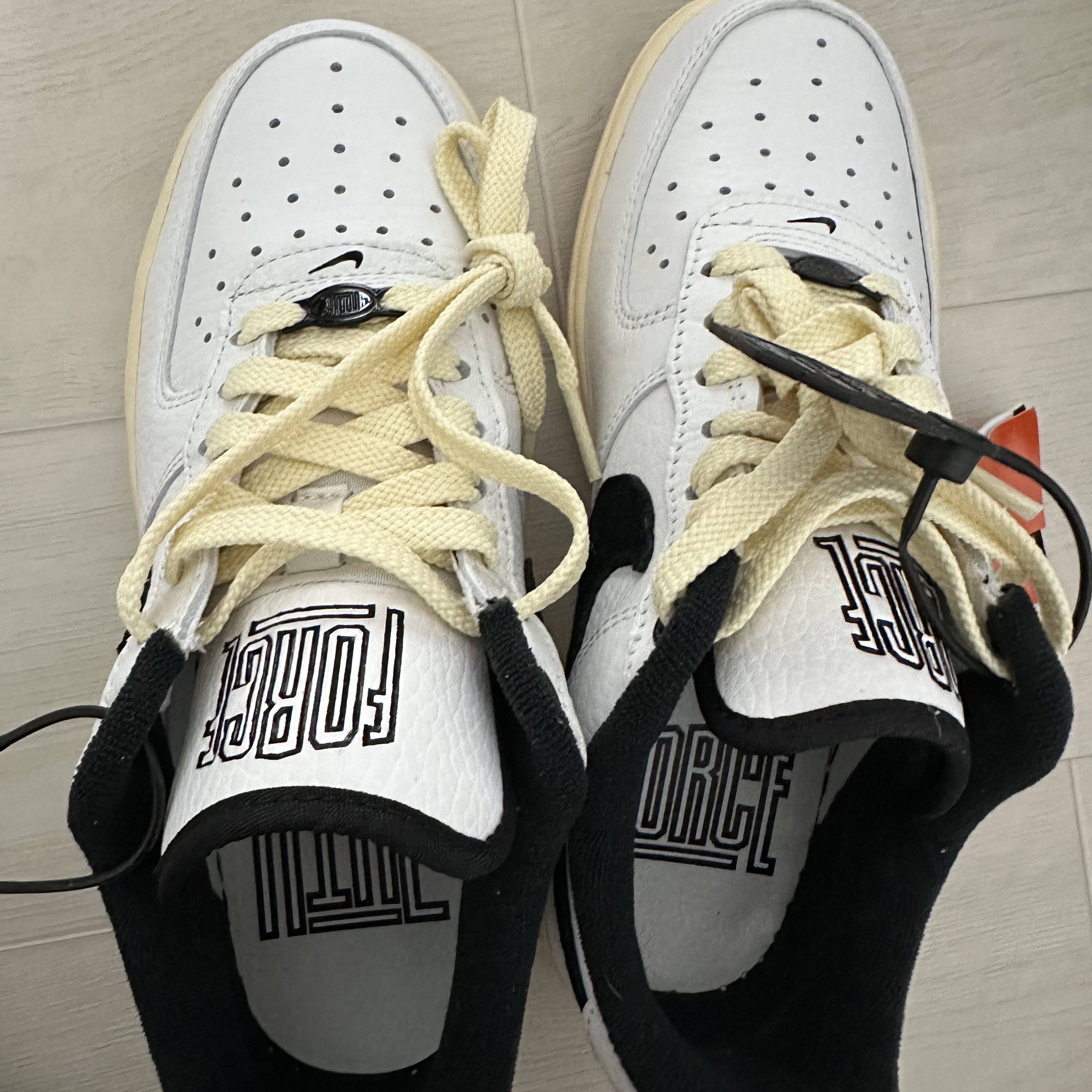 (W) Nike Air Force 1 '07 LX Black and Summit White 착용 스타일 - 1