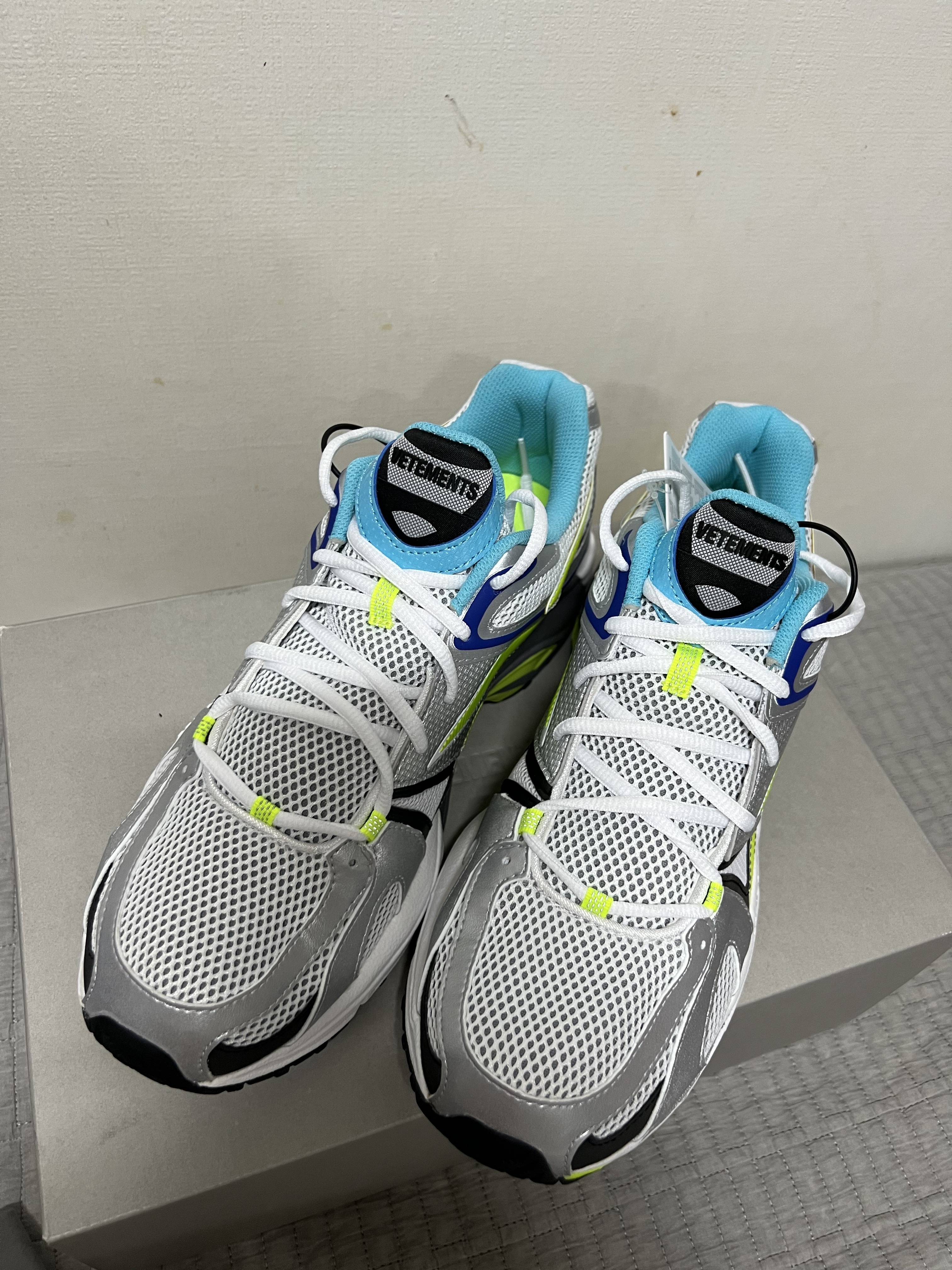 Reebok x Vetements Spike Runner 200 Silver Lime 착용 스타일 - 1