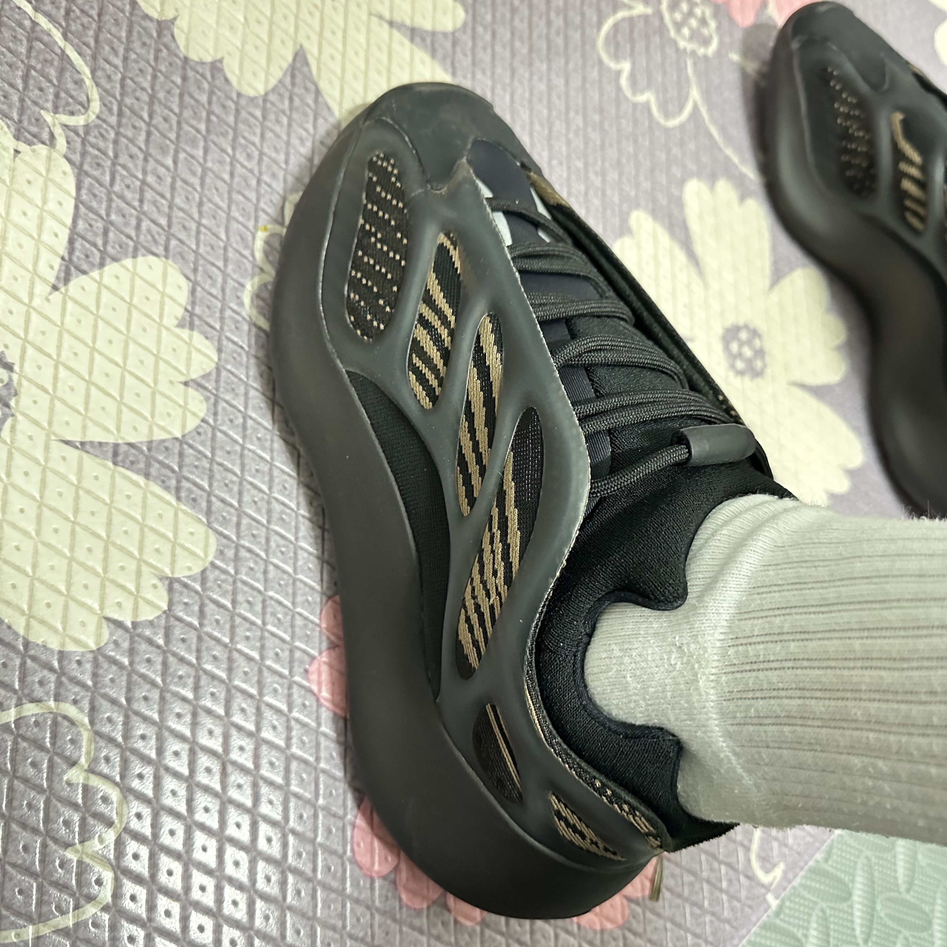 Adidas Yeezy 700 V3 Clay Brown 착용 스타일 - 1