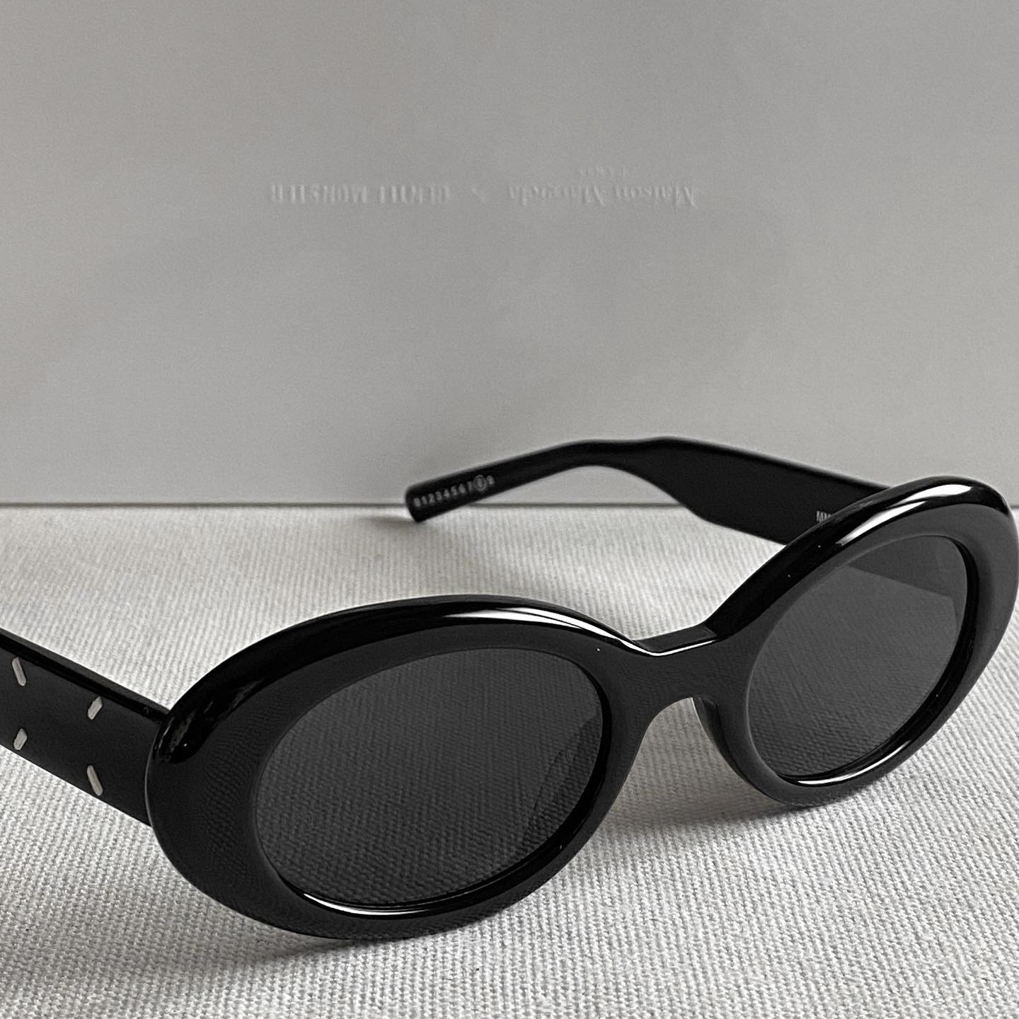 Gentle Monster x Maison Margiela MM005 Black Black 착용 스타일 - 3