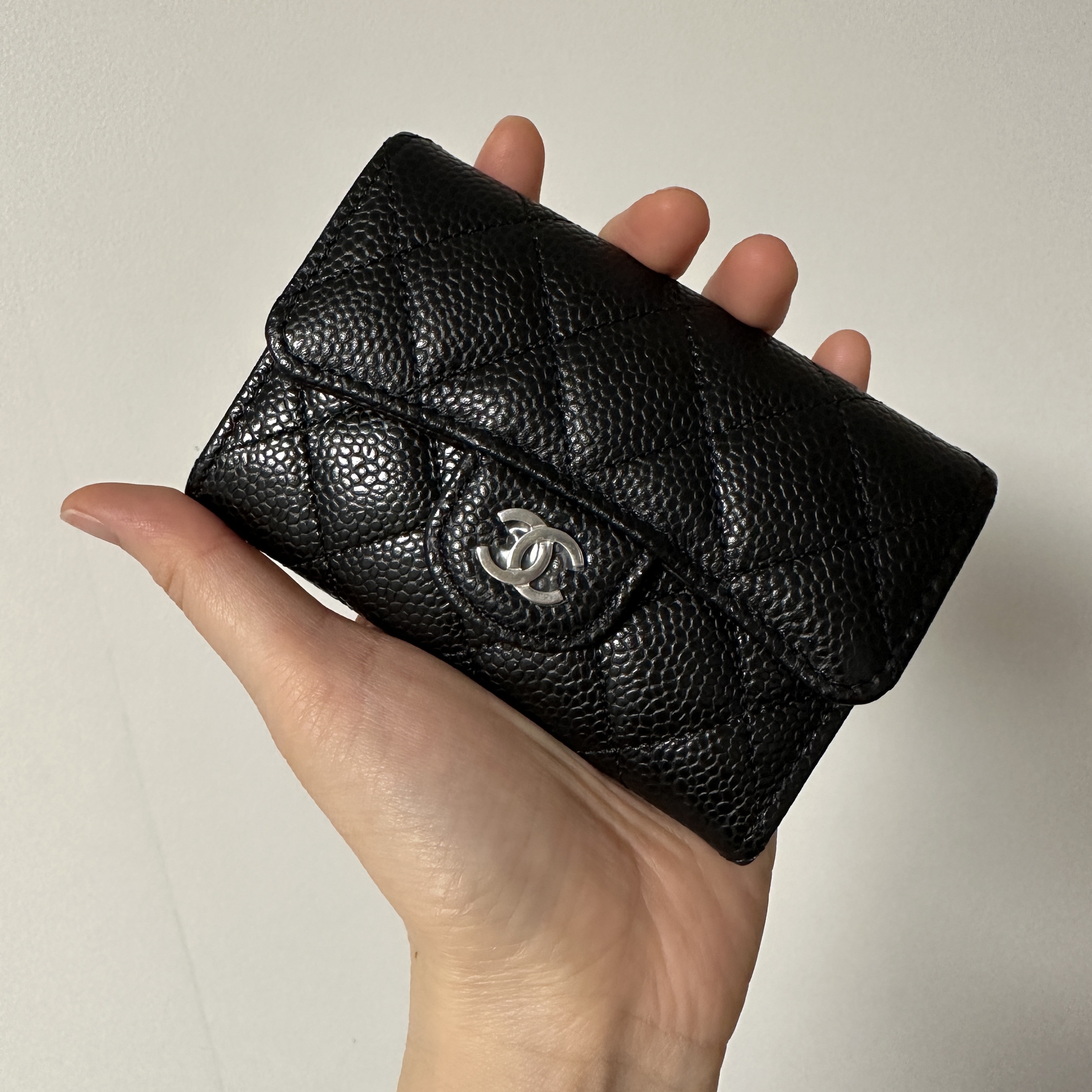 Chanel Classic Card Holder Grained Calfskin & Silver Black 착용 스타일 - 1