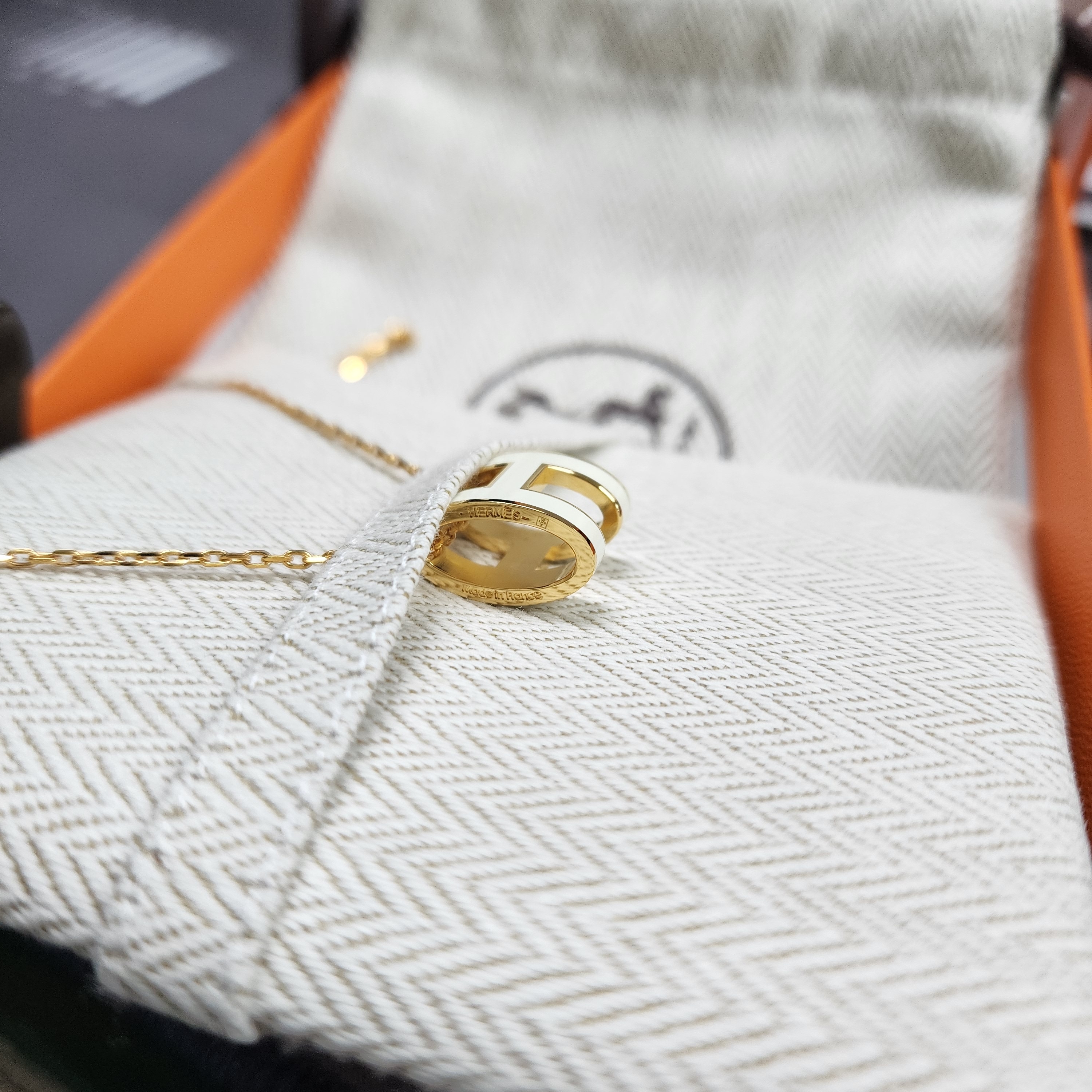 (W) Hermes Pop H Pendant Gold & Blanc 착용 스타일 - 3