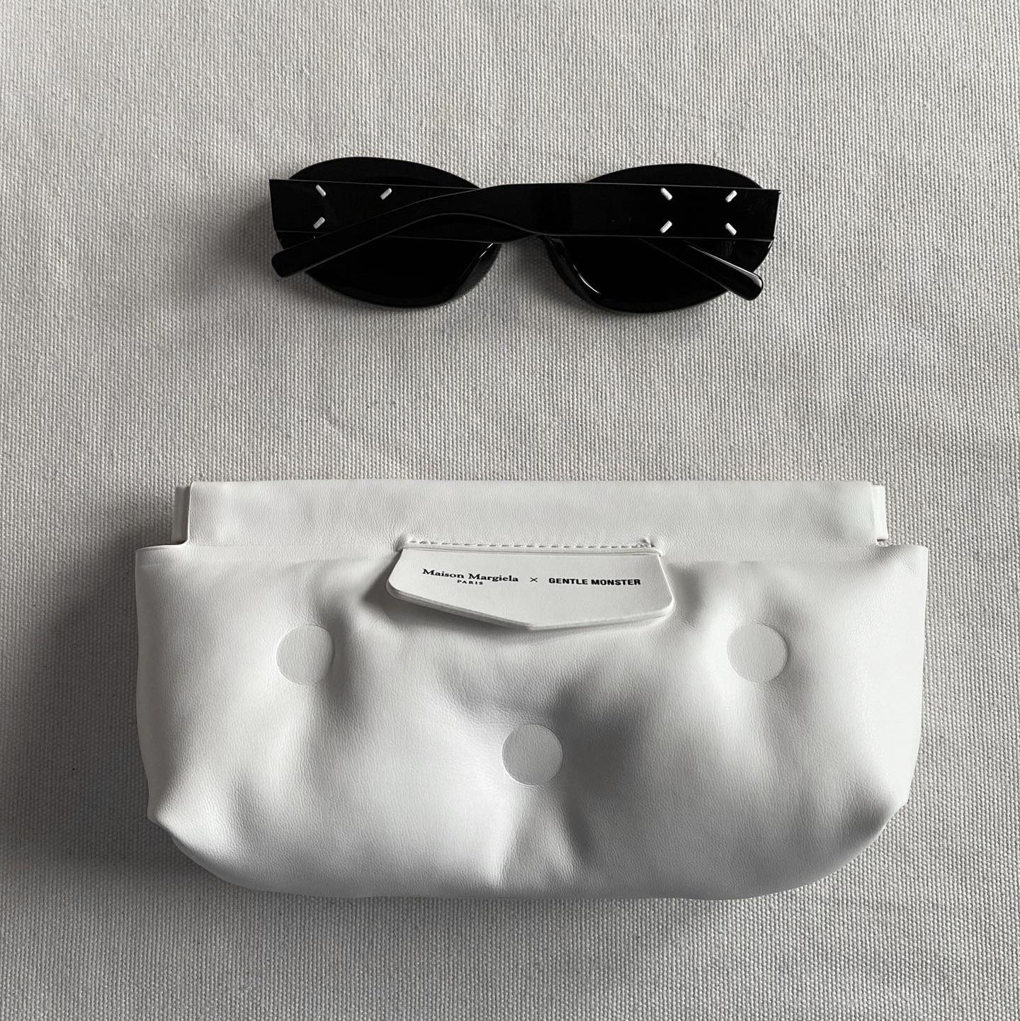 Gentle Monster x Maison Margiela MM005 Black Black 착용 스타일 - 5