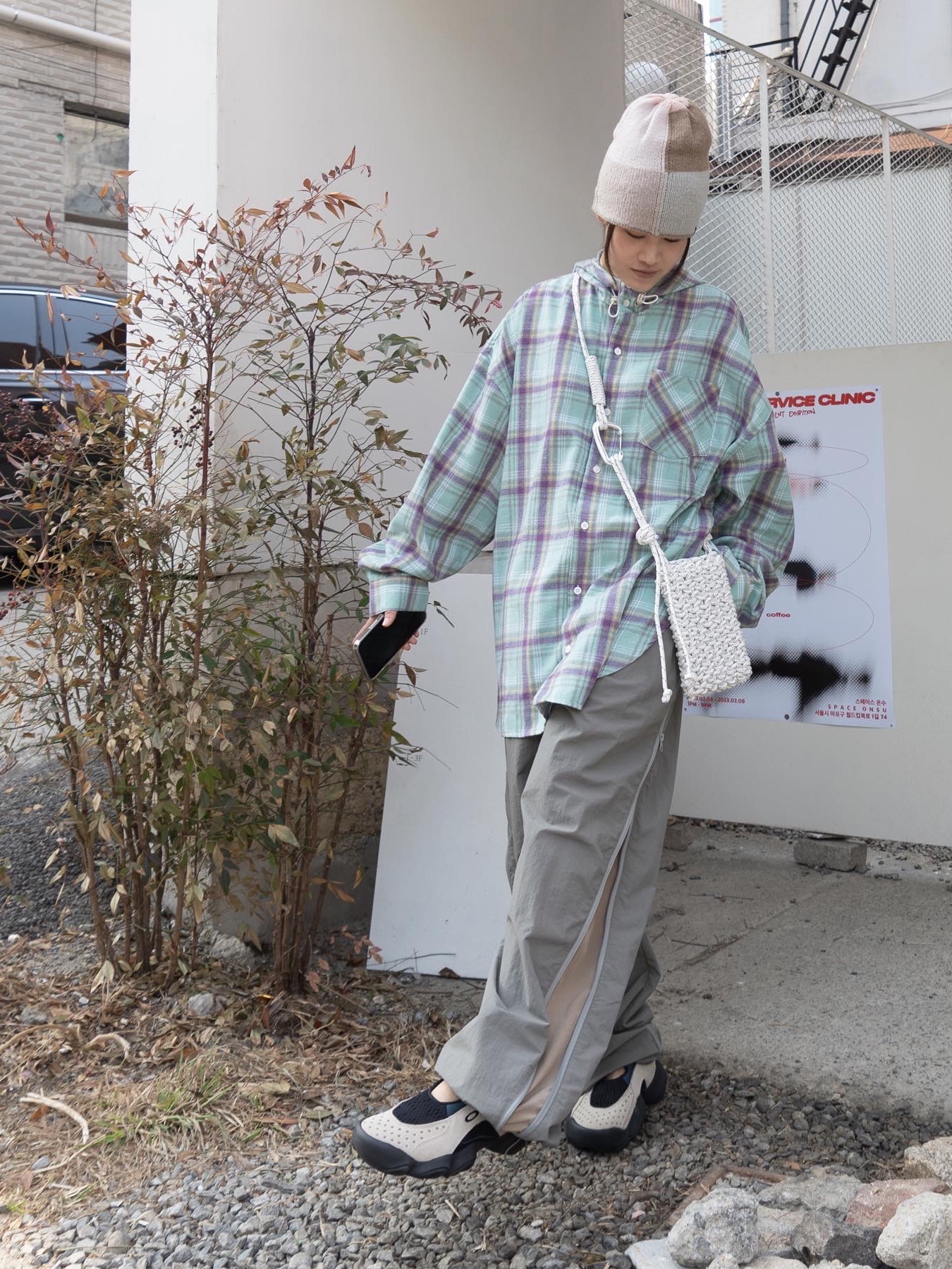 Stussy 8 Square Knit Skullcap Beanie Sand, Oakley Factory Team x Brain Dead Flesh Sandal Sand Blue 착용 스타일 - 2